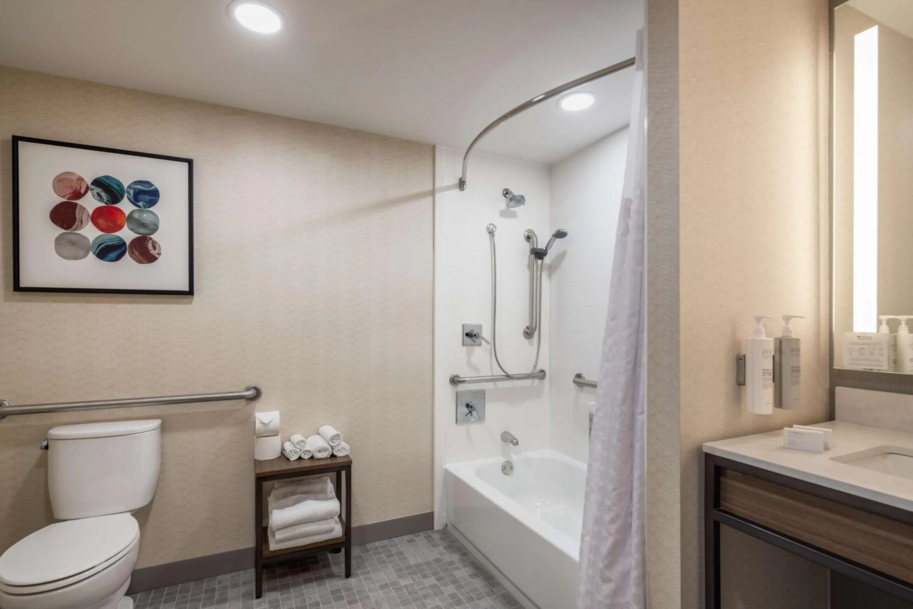 Bathroom in Hilton Garden Inn Oakbrook Terrace