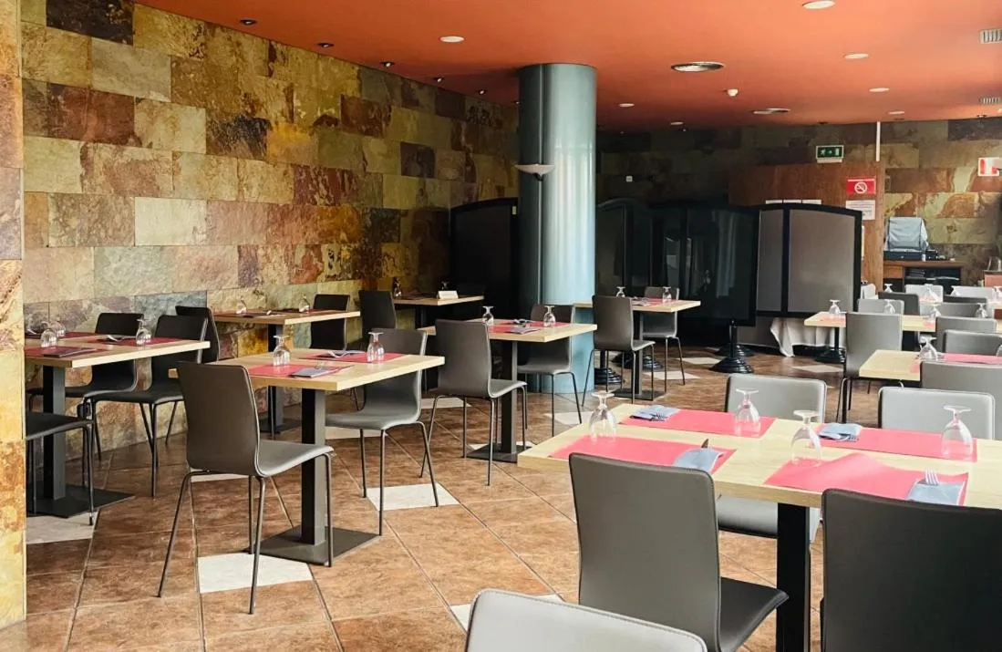 Restaurant/places to eat in Hotel Yerri