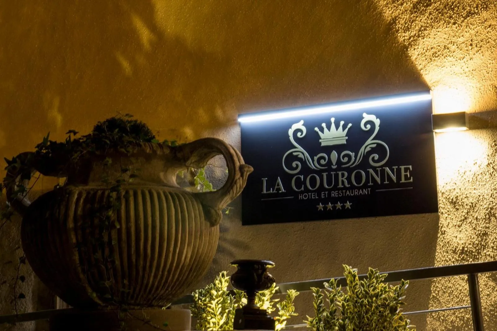 Property logo or sign in Hotel La Couronne