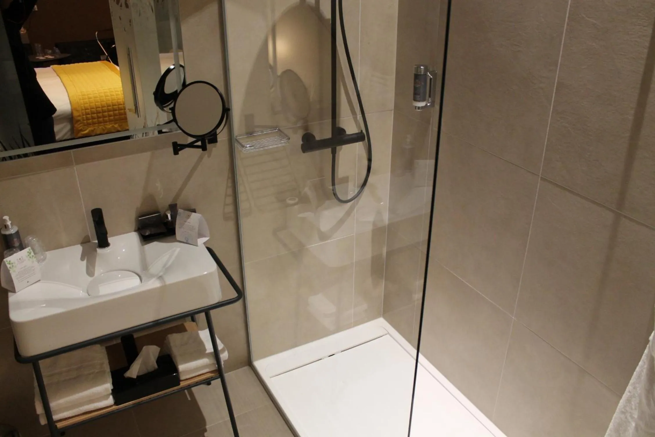 Shower in Hotel La Couronne