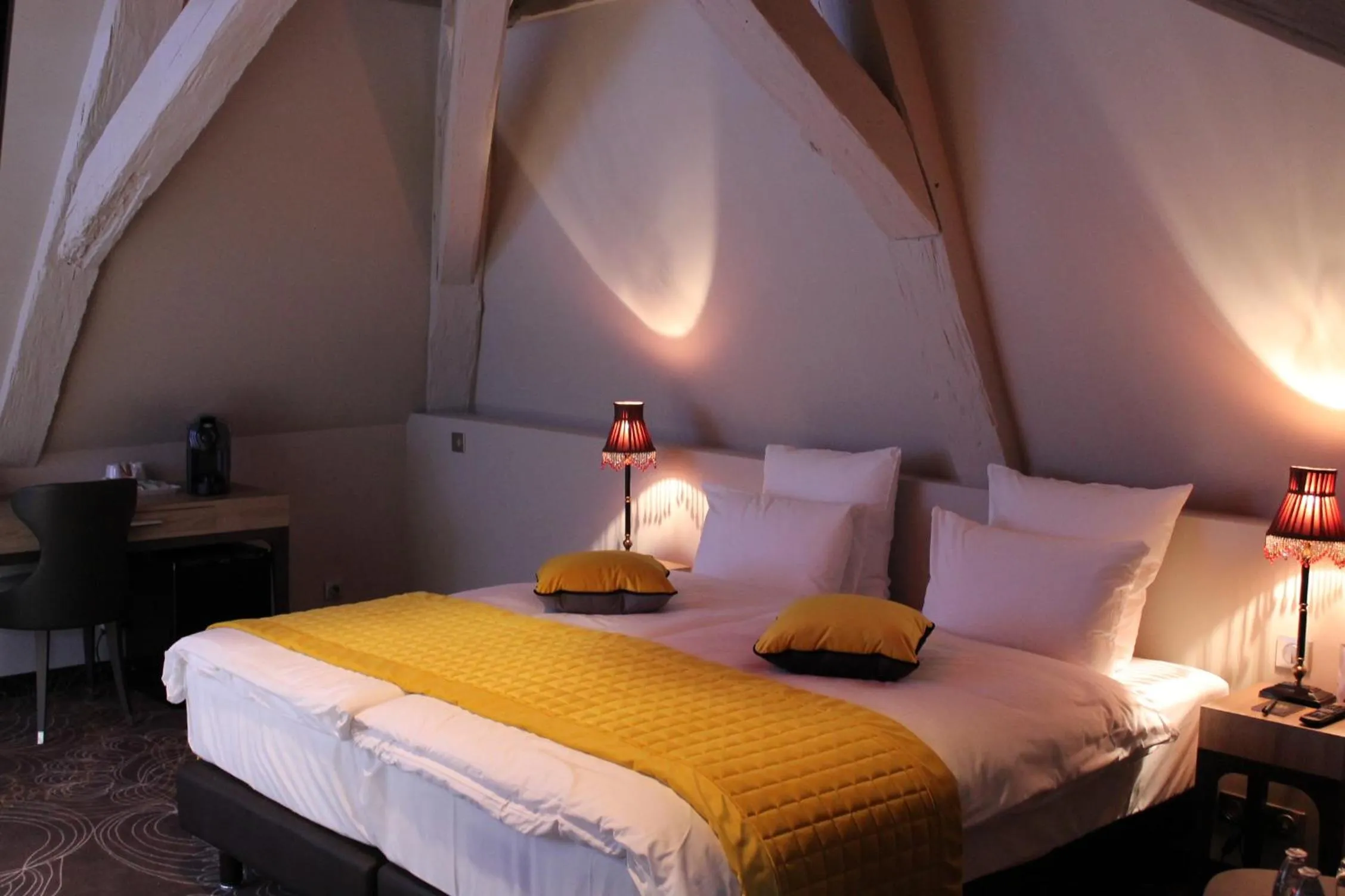 Coffee/tea facilities, Bed in Hotel La Couronne