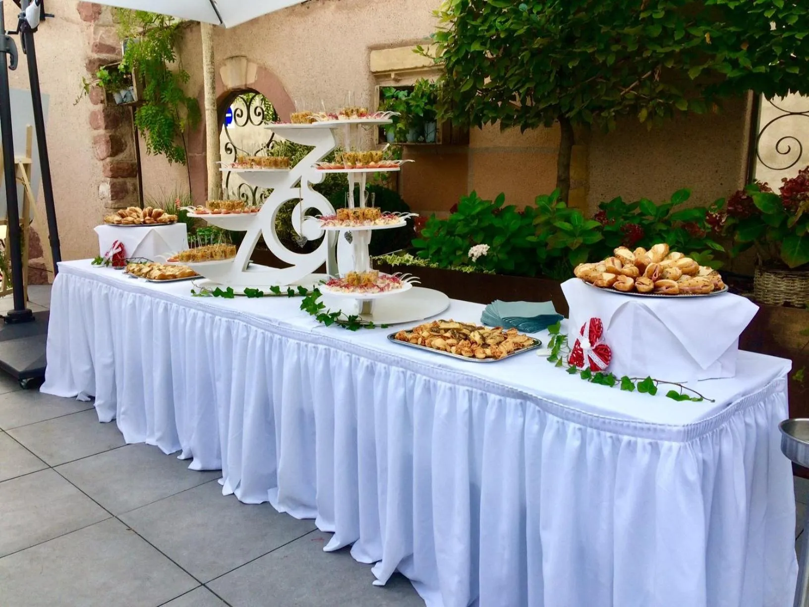 People in Hotel La Couronne