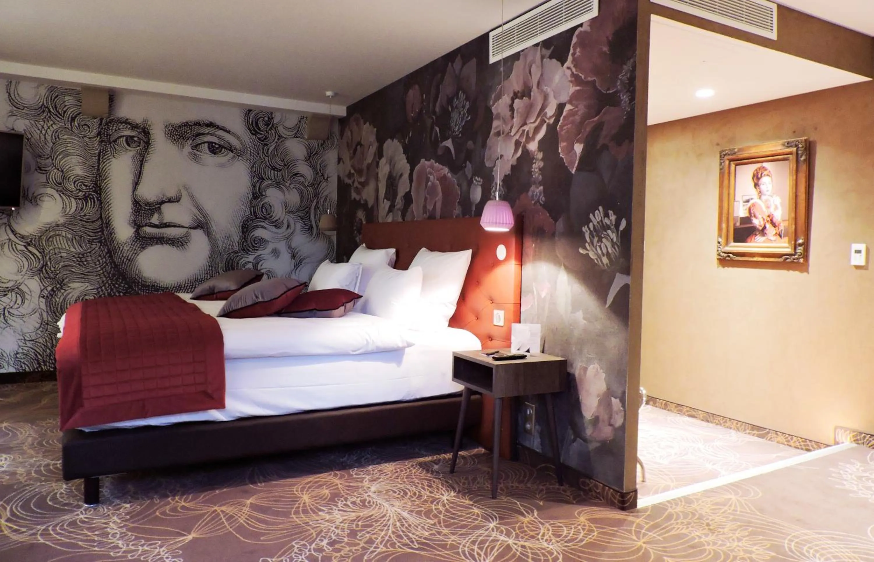 Decorative detail, Bed in Hotel La Couronne