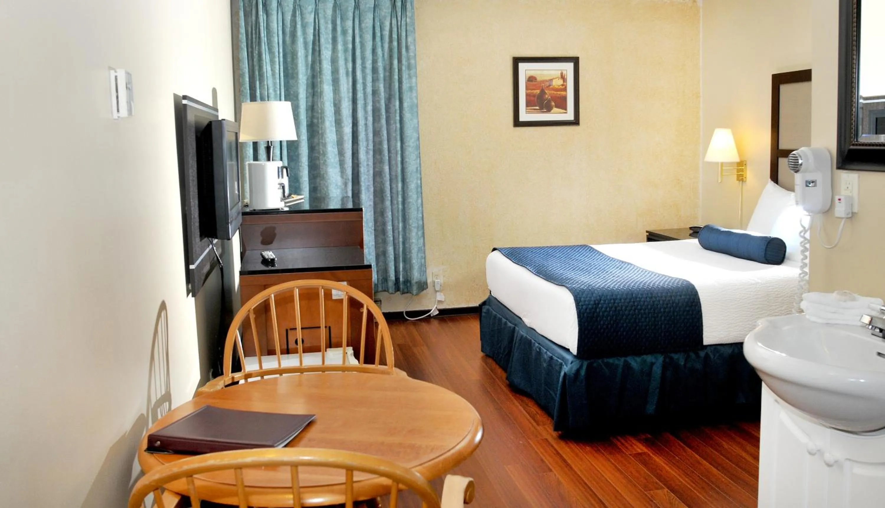 Photo of the whole room, Bed in Hotel Days Inn Blainville & Centre de Conférence