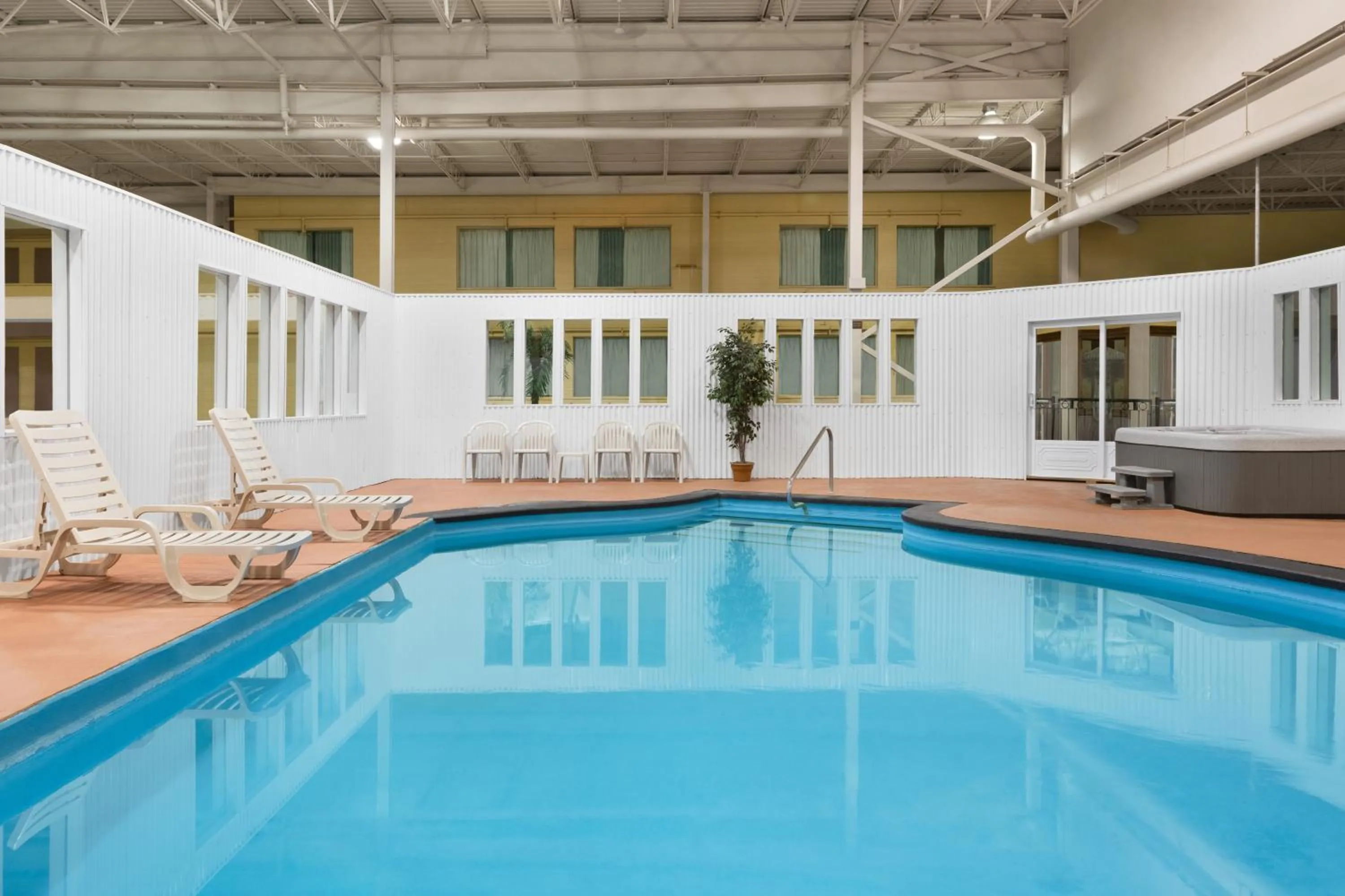 Swimming pool in Hotel Days Inn Blainville & Centre de Conférence