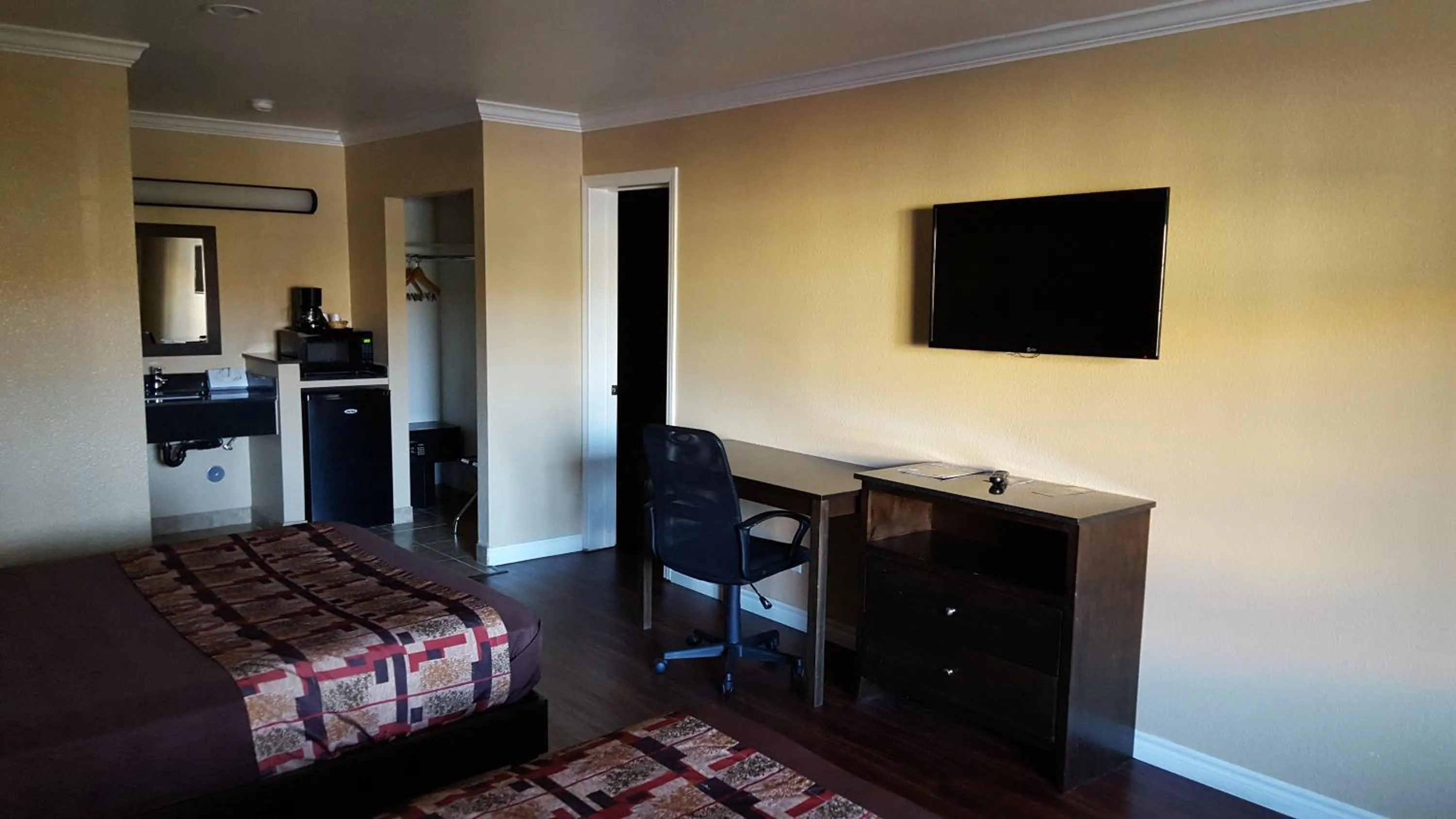 Bedroom, Bed in Anaheim Astoria Inn & Suites