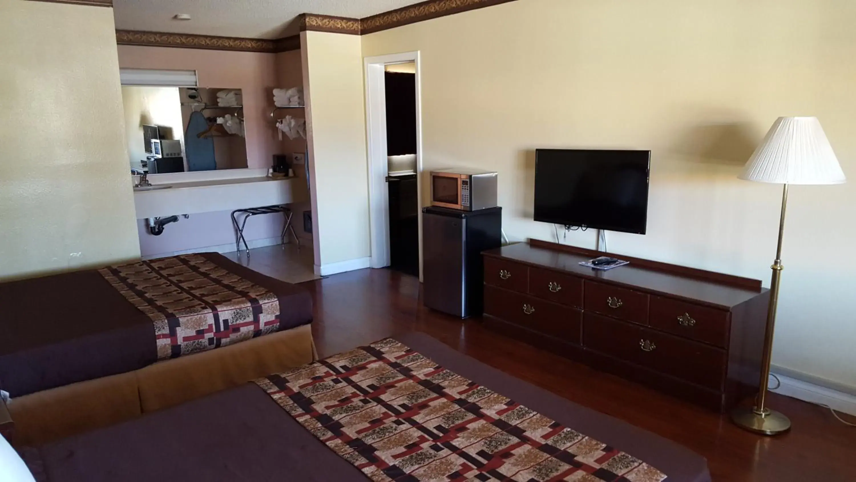 Family Suite in Anaheim Astoria Inn & Suites Family Suite in Anaheim Astoria Inn & Suites