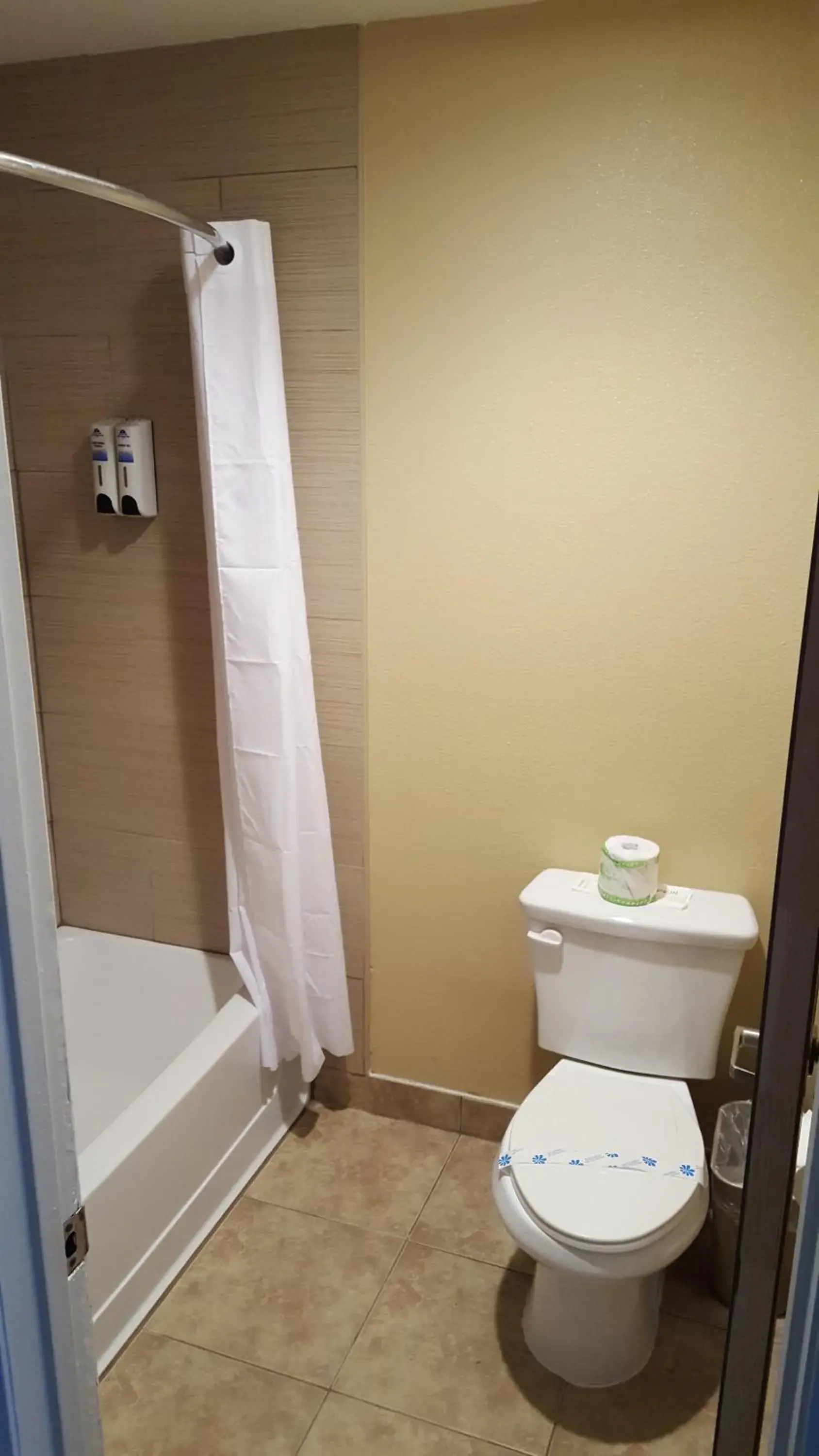 King Room in Anaheim Astoria Inn & Suites King Room in Anaheim Astoria Inn & Suites