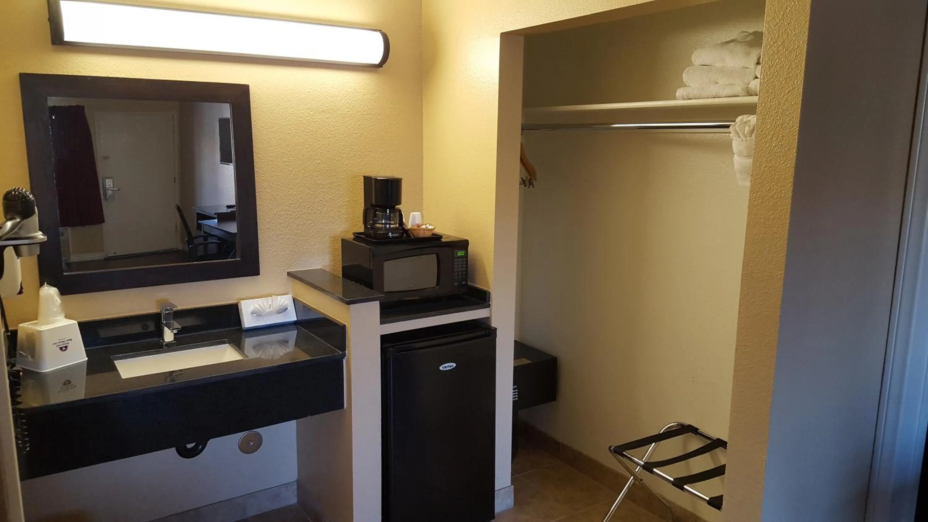 Bathroom in Anaheim Astoria Inn & Suites