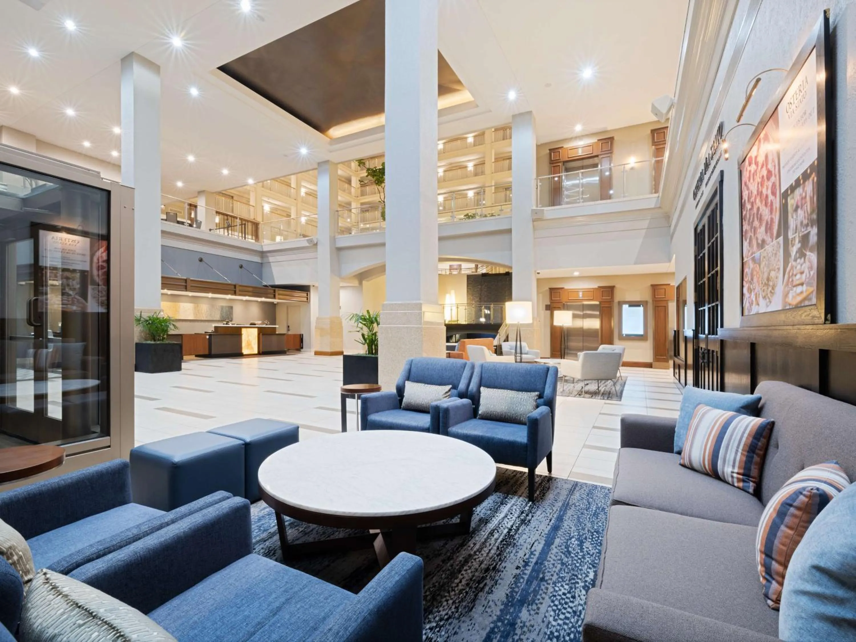 Lobby or reception in Embassy Suites Chicago - Downtown River North