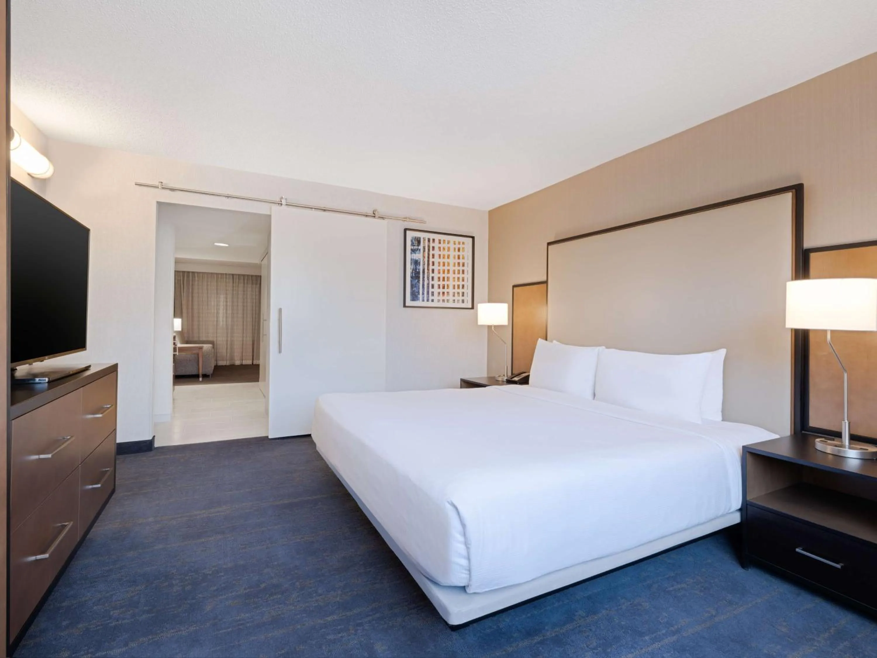 Bed in Embassy Suites Chicago - Downtown River North