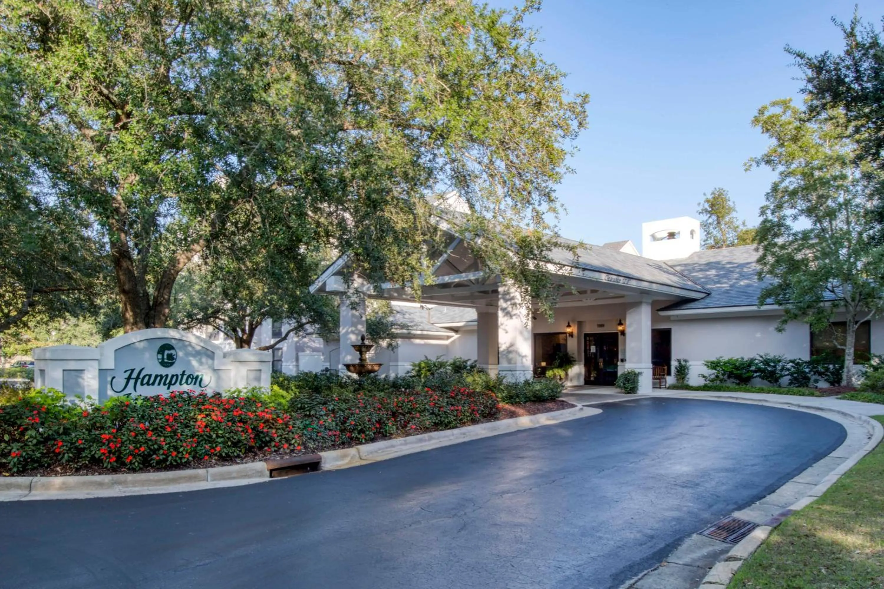 Property building in Hampton Inn & Suites Wilmington/Wrightsville Beach