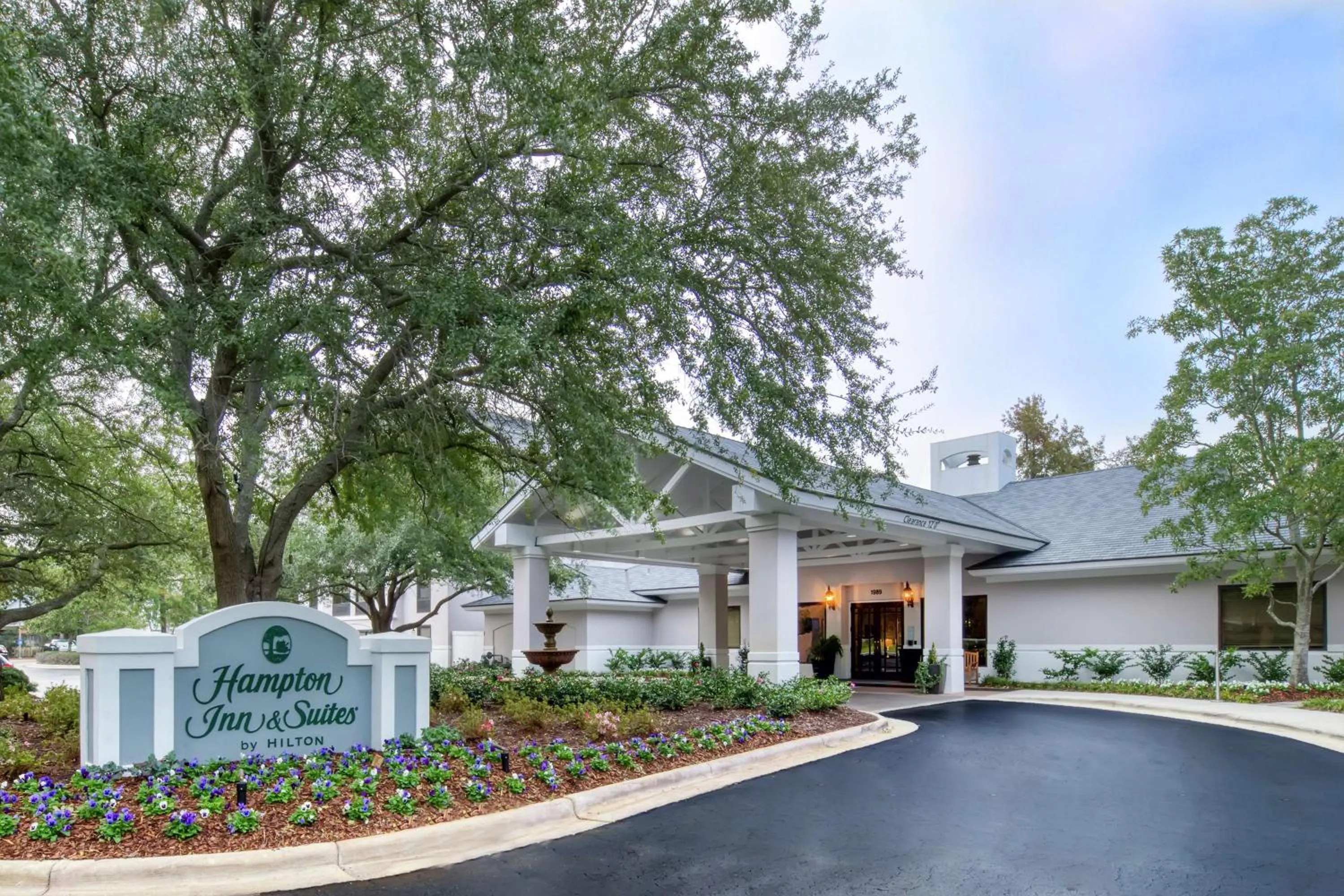 Property building in Hampton Inn & Suites Wilmington/Wrightsville Beach