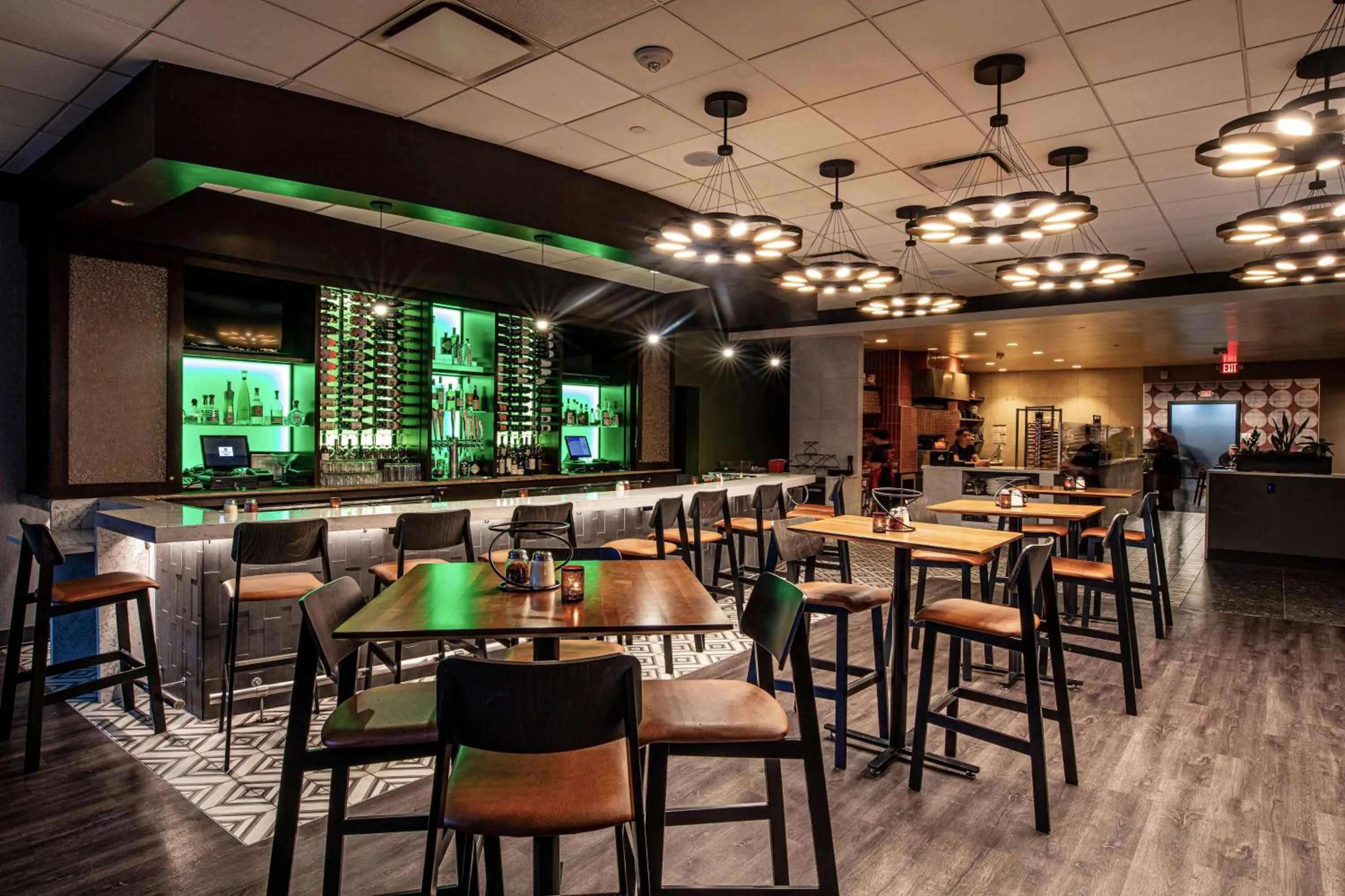 Lounge or bar in Embassy Suites by Hilton Chicago O'Hare Rosemont