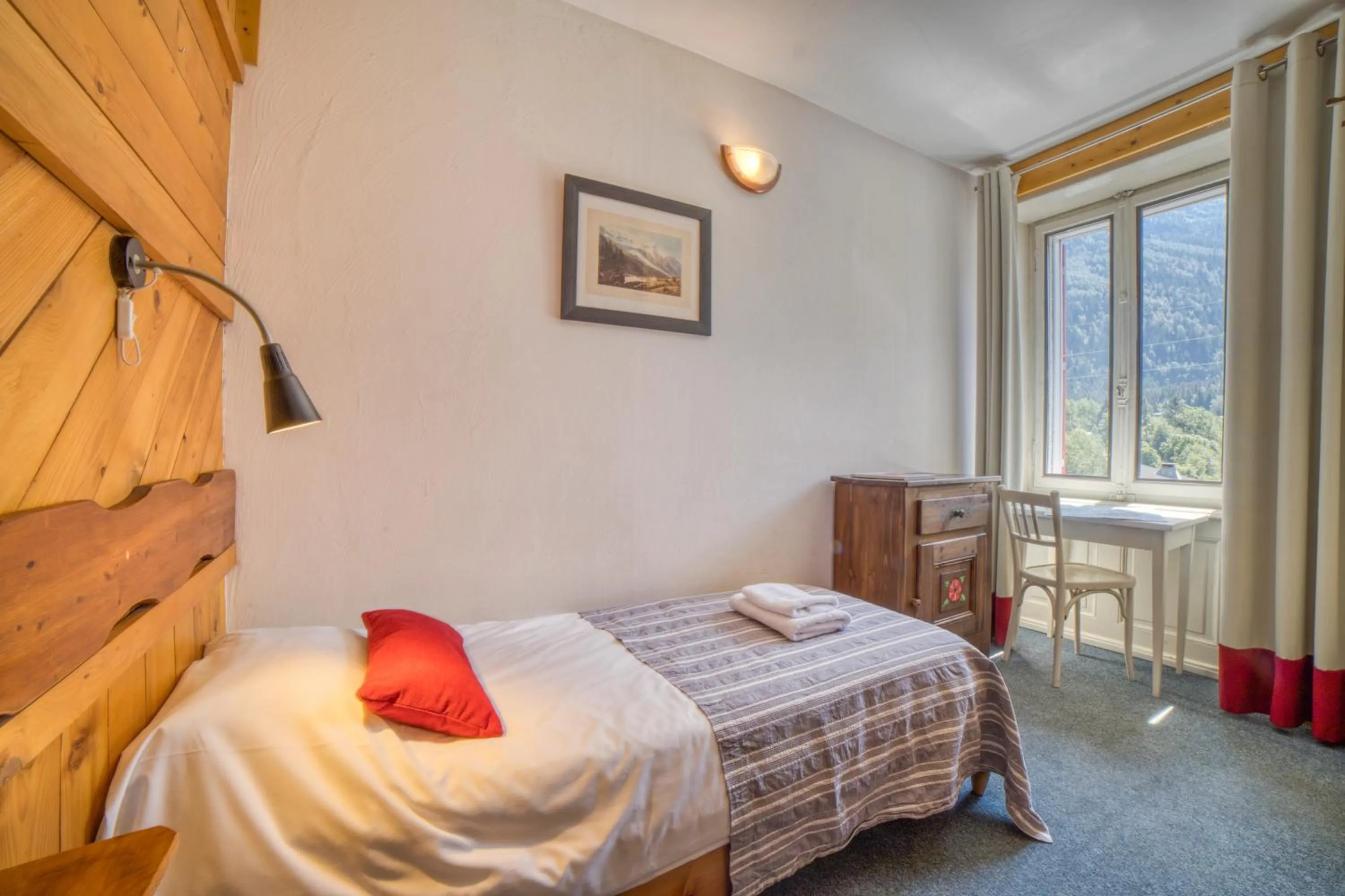 Photo of the whole room, Bed in La Chaumière Mountain Lodge