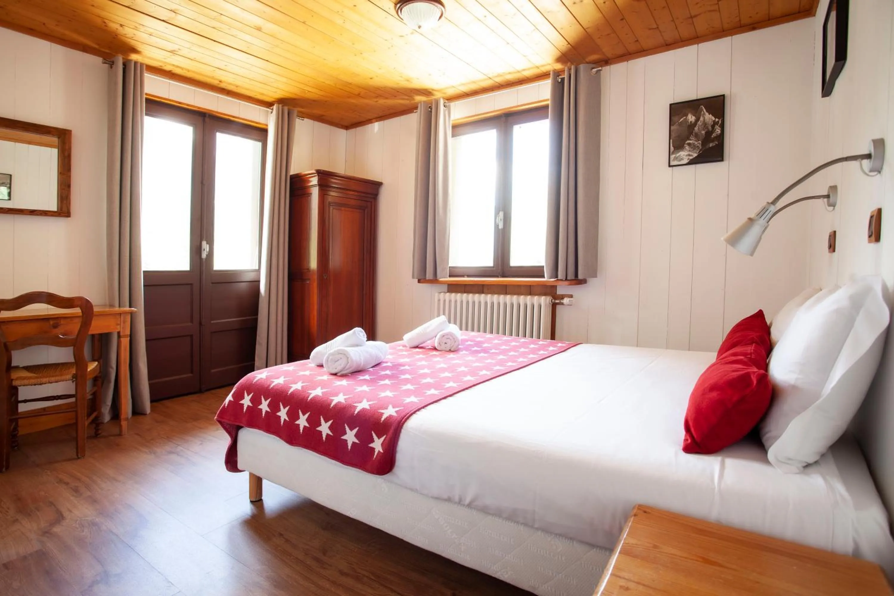 Bedroom, Bed in La Chaumière Mountain Lodge