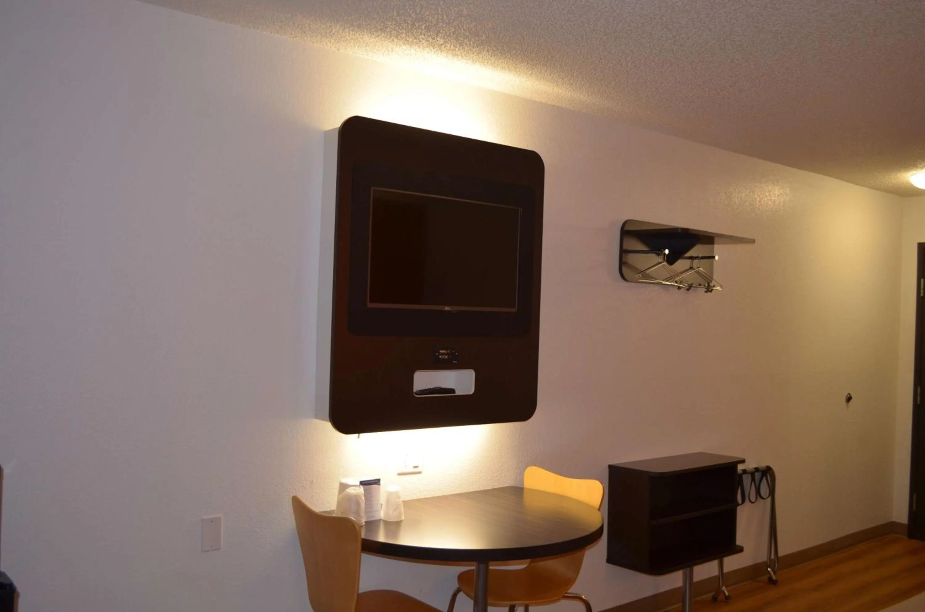 TV and multimedia in Motel 6 Kingsland Kings Bay Naval