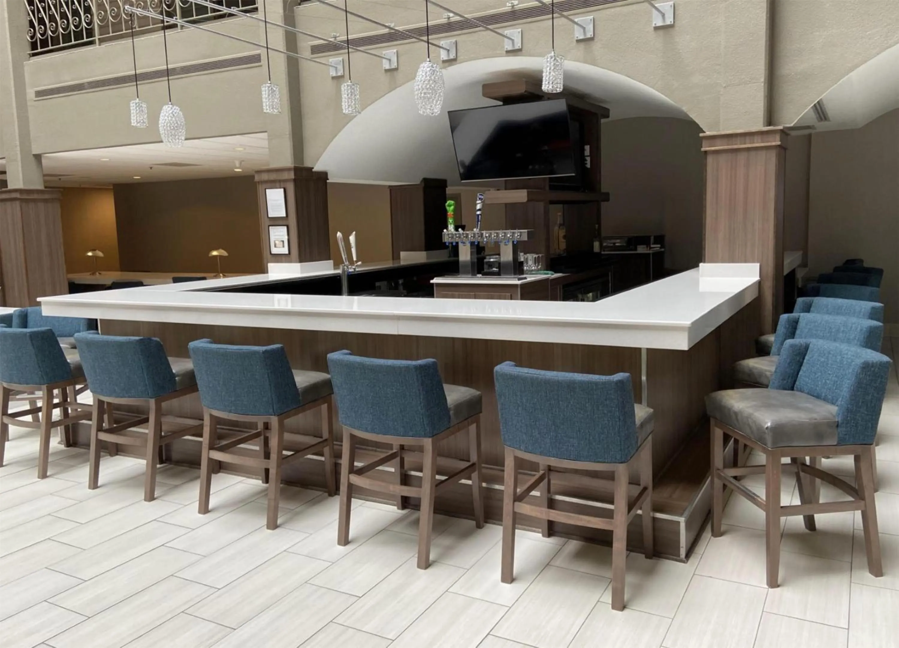 Lounge or bar in Embassy Suites by Hilton Chicago Schaumburg Woodfield