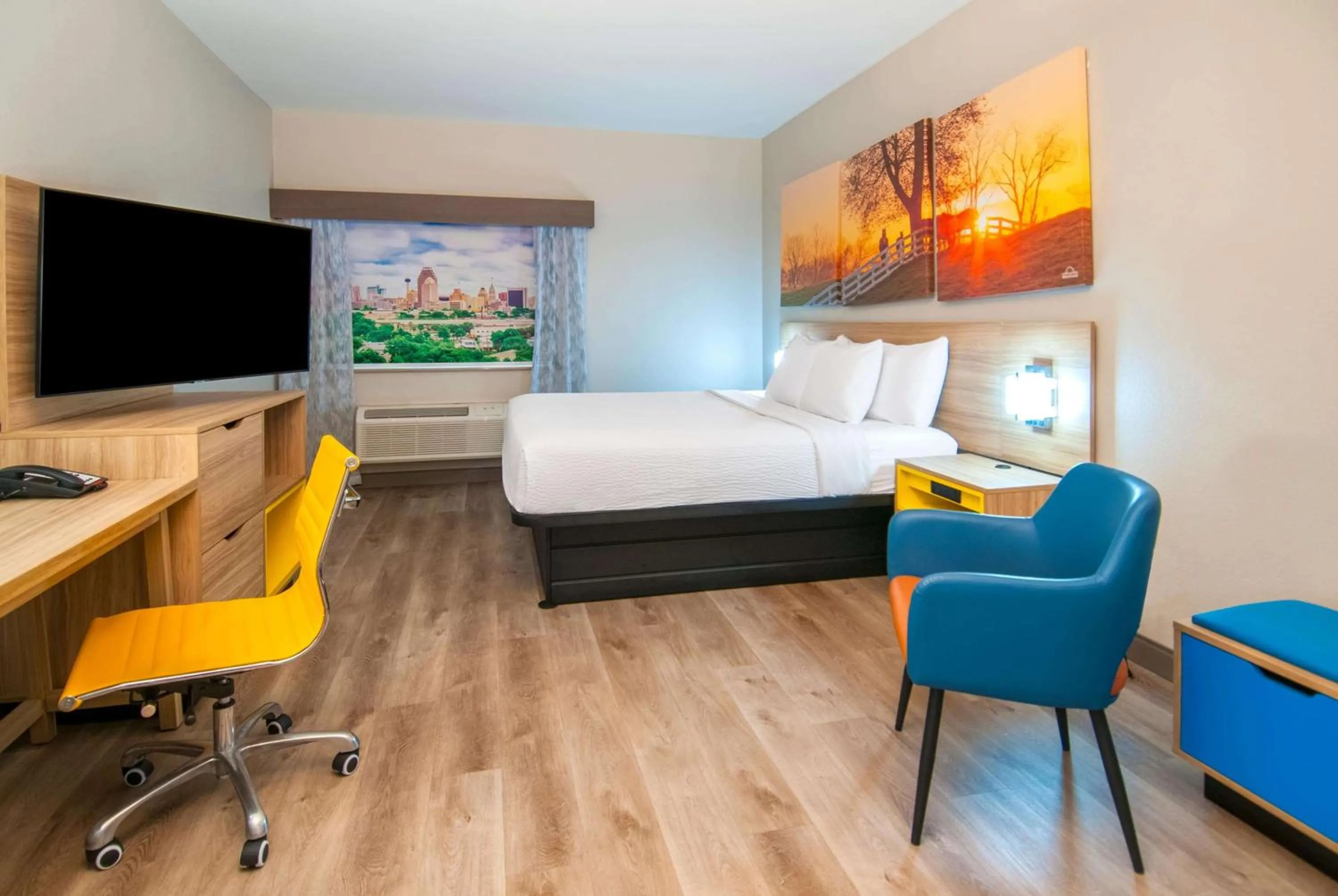 Photo of the whole room, Bed in Days Inn & Suites by Wyndham San Antonio North/Stone Oak