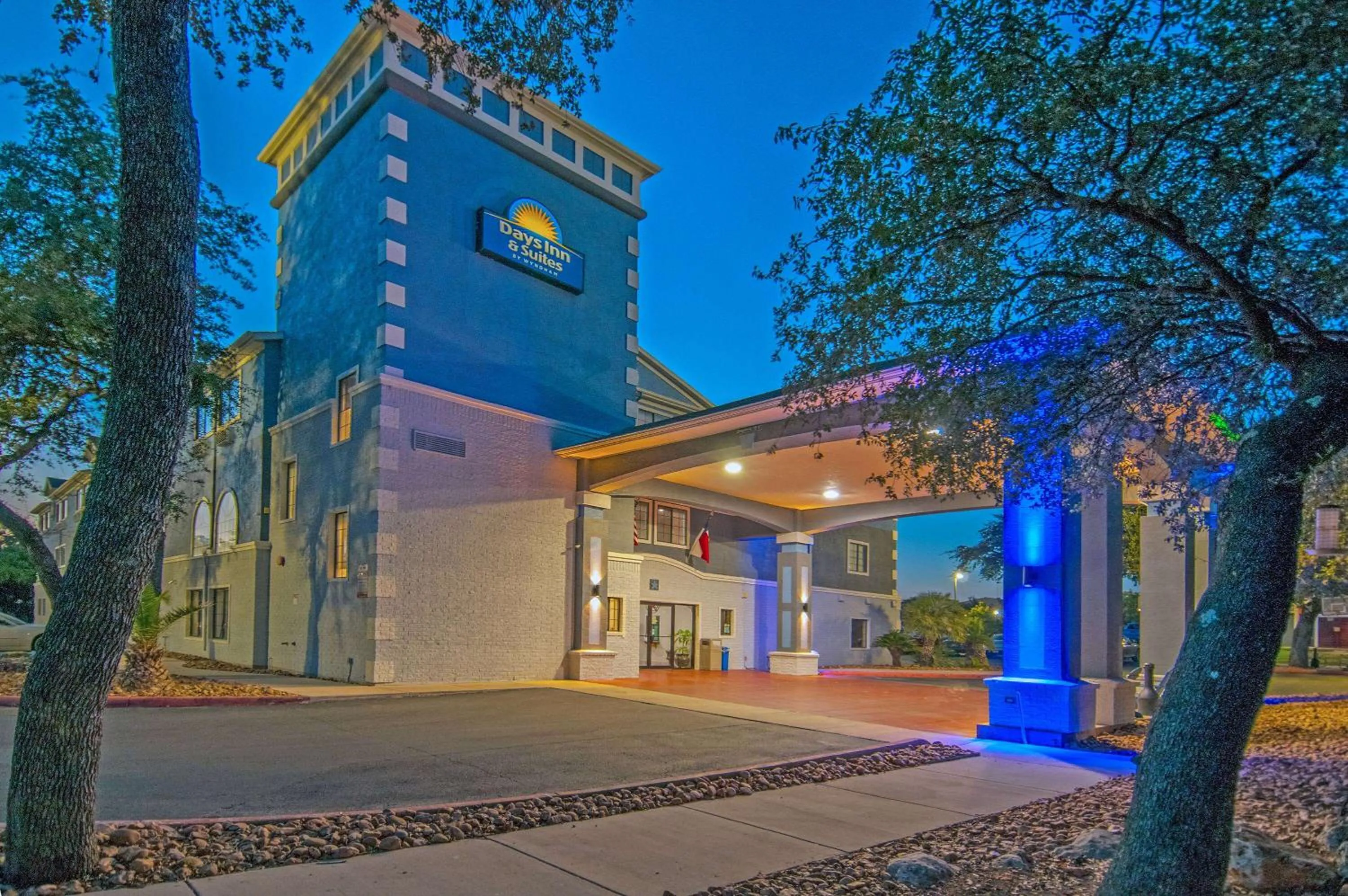 Property building in Days Inn & Suites by Wyndham San Antonio North/Stone Oak