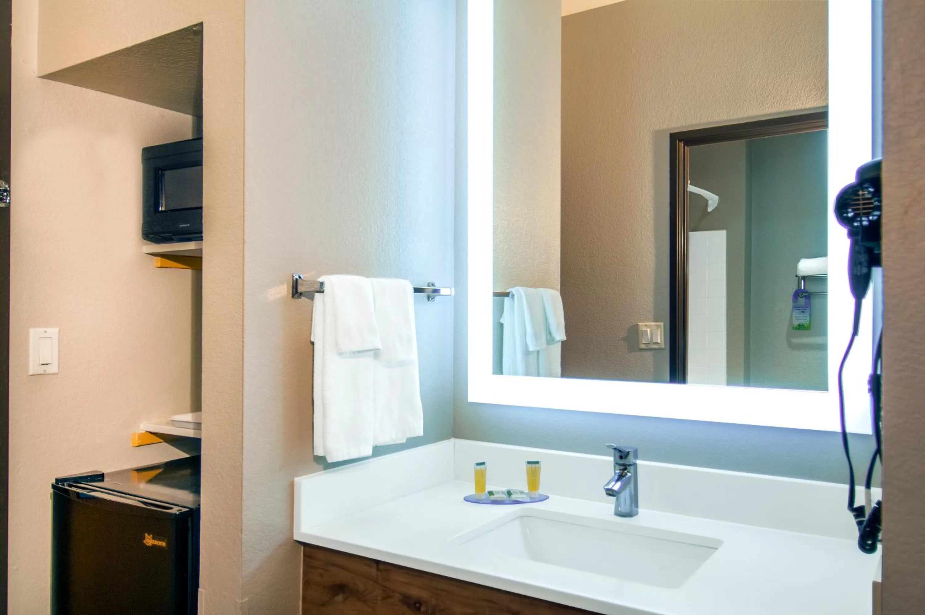 Bathroom in Days Inn & Suites by Wyndham San Antonio North/Stone Oak