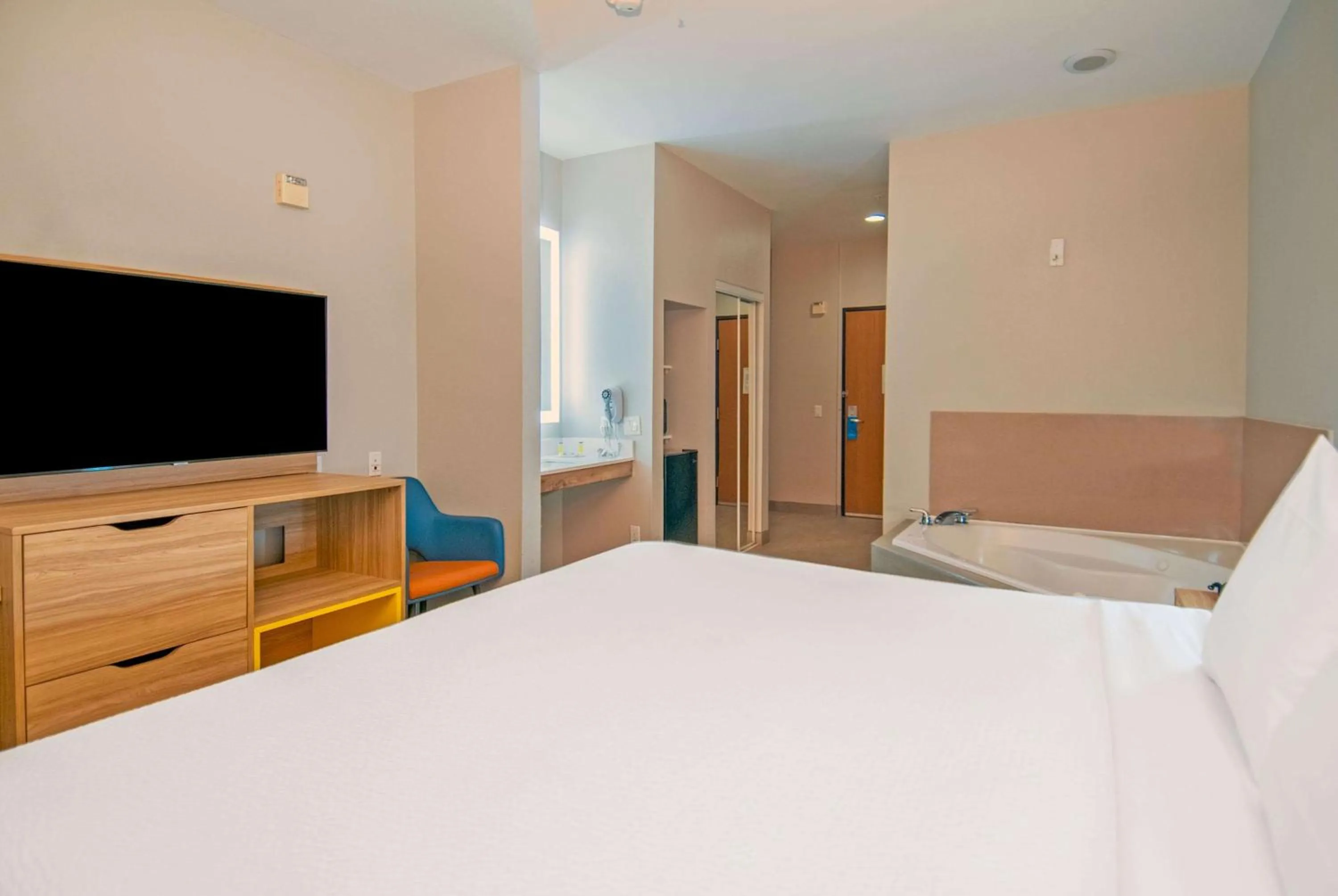 Photo of the whole room, Bed in Days Inn & Suites by Wyndham San Antonio North/Stone Oak