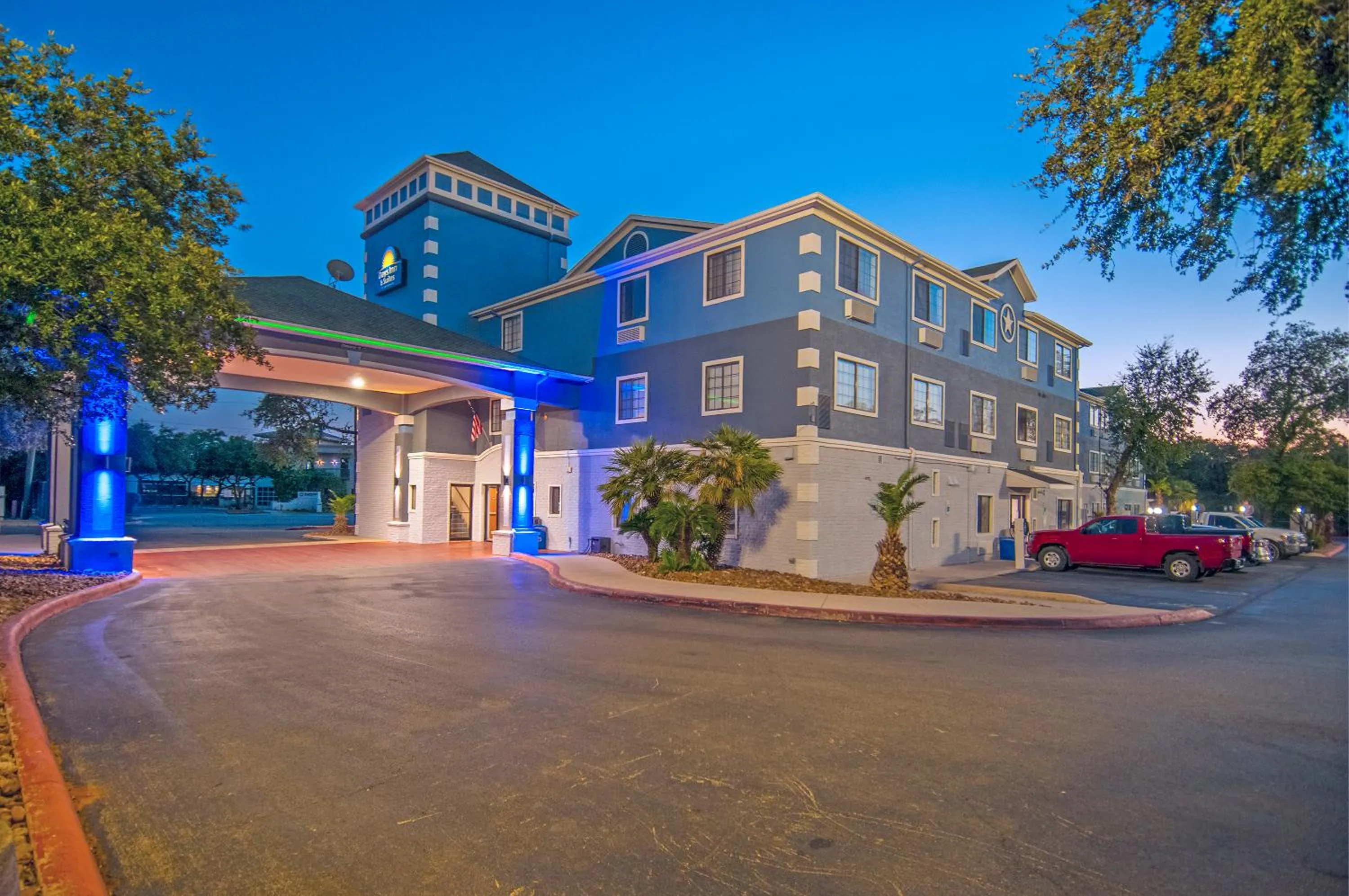 Property building in Days Inn & Suites by Wyndham San Antonio North/Stone Oak