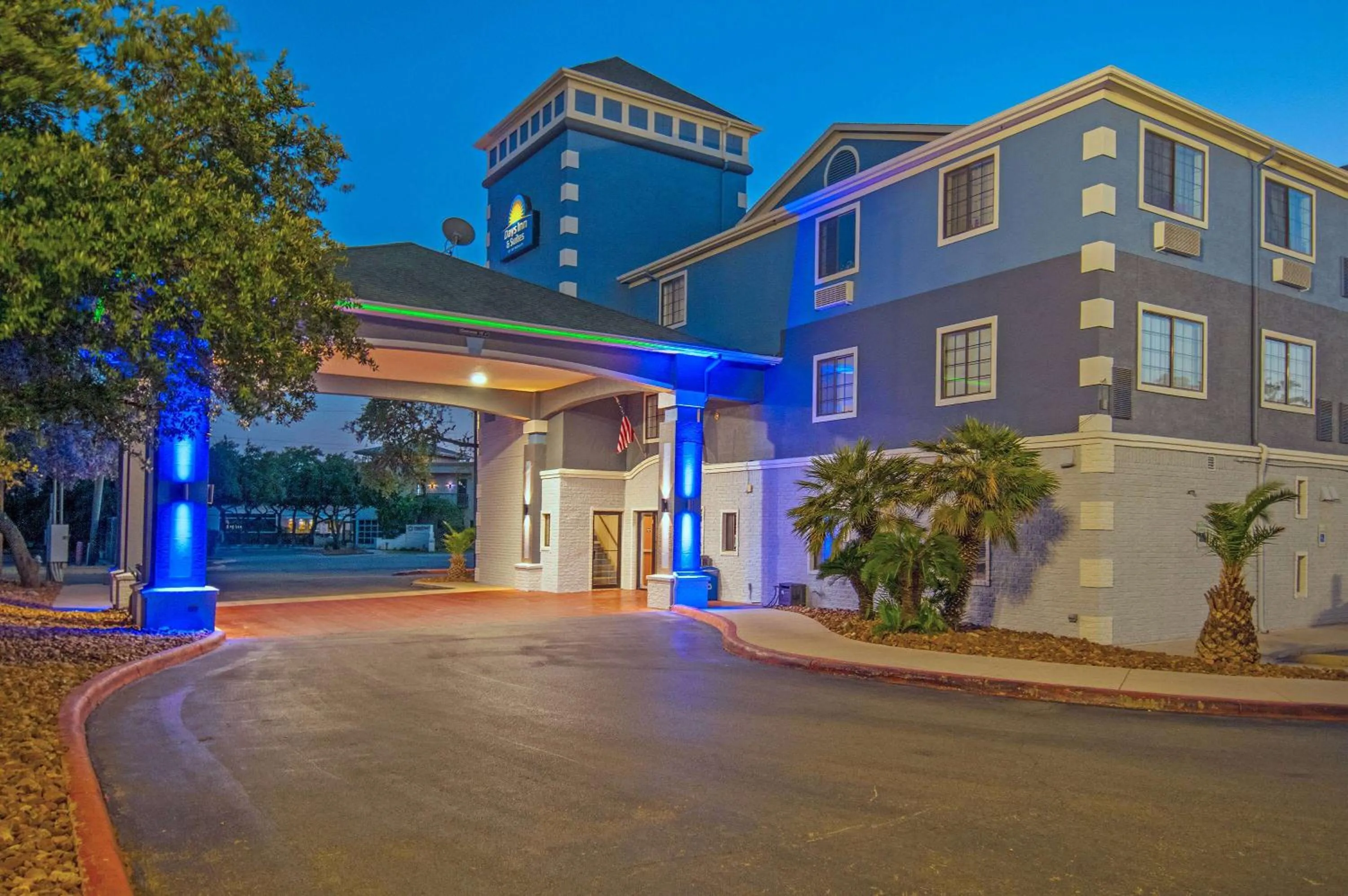 Property building in Days Inn & Suites by Wyndham San Antonio North/Stone Oak