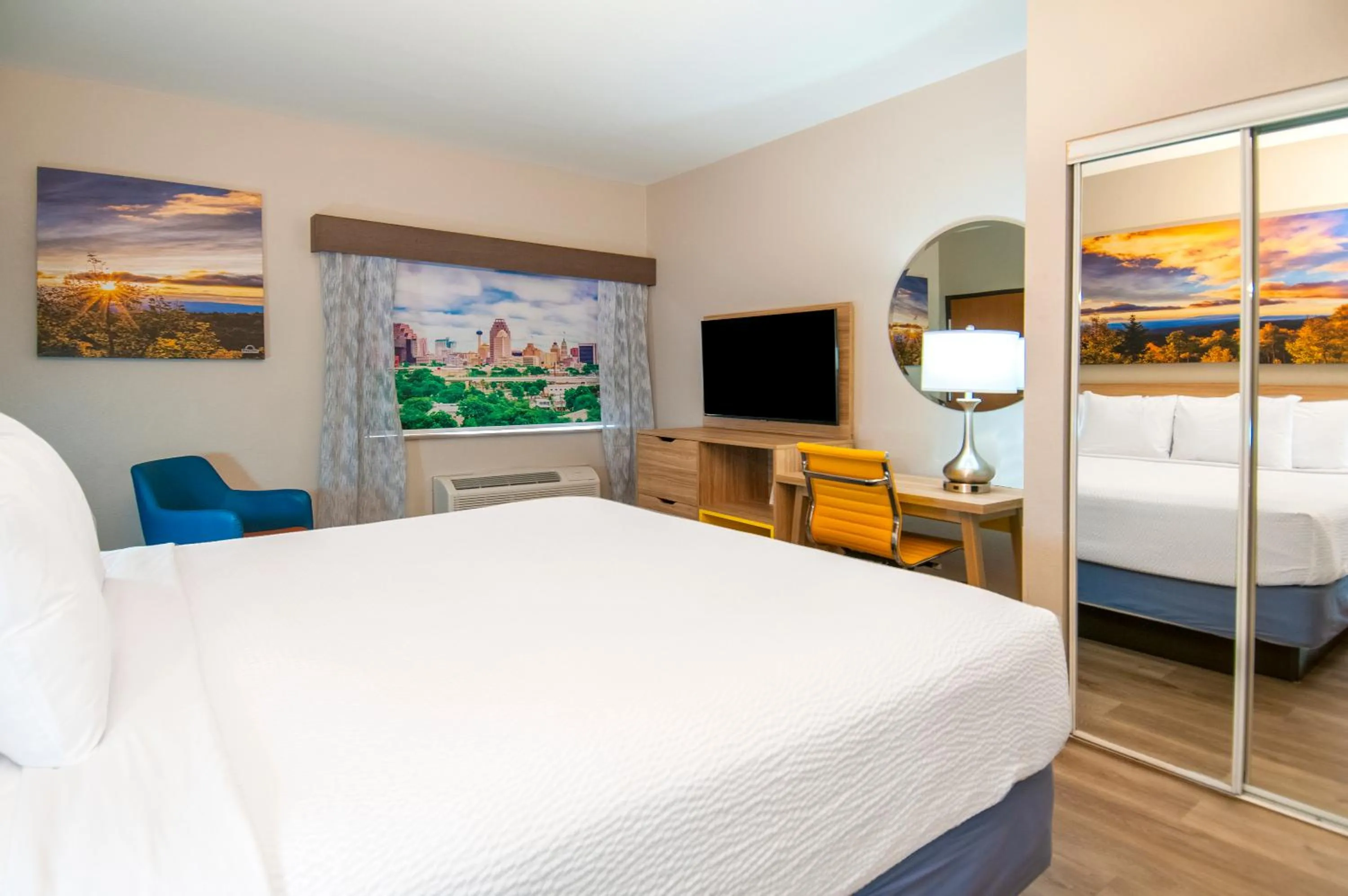Bedroom, Bed in Days Inn & Suites by Wyndham San Antonio North/Stone Oak