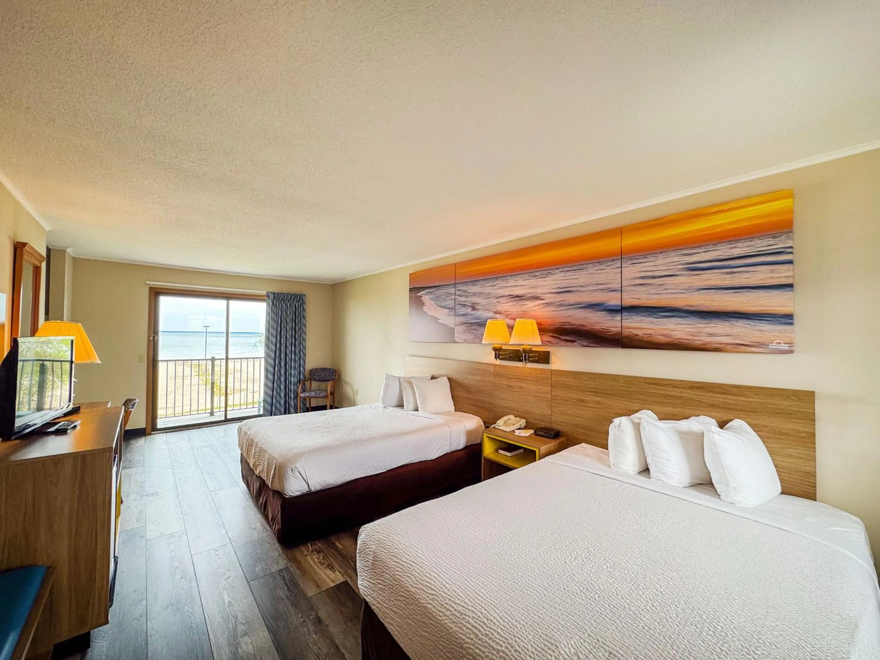 Bed in Days Inn by Wyndham Mackinaw City - Lakeview