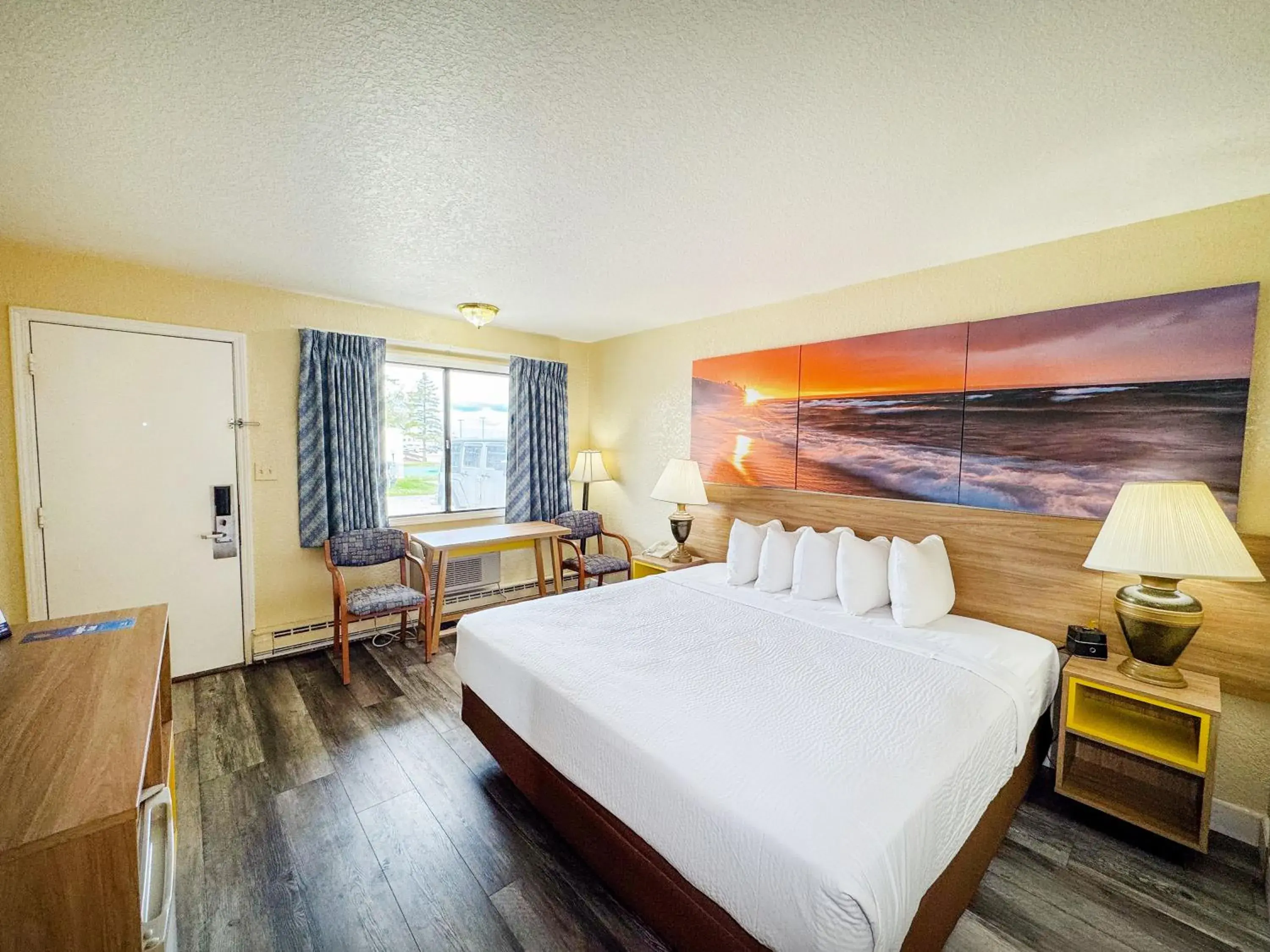 King Room- Non-Smoking in Days Inn by Wyndham Mackinaw City - Lakeview King Room- Non-Smoking in Days Inn by Wyndham Mackinaw City - Lakeview