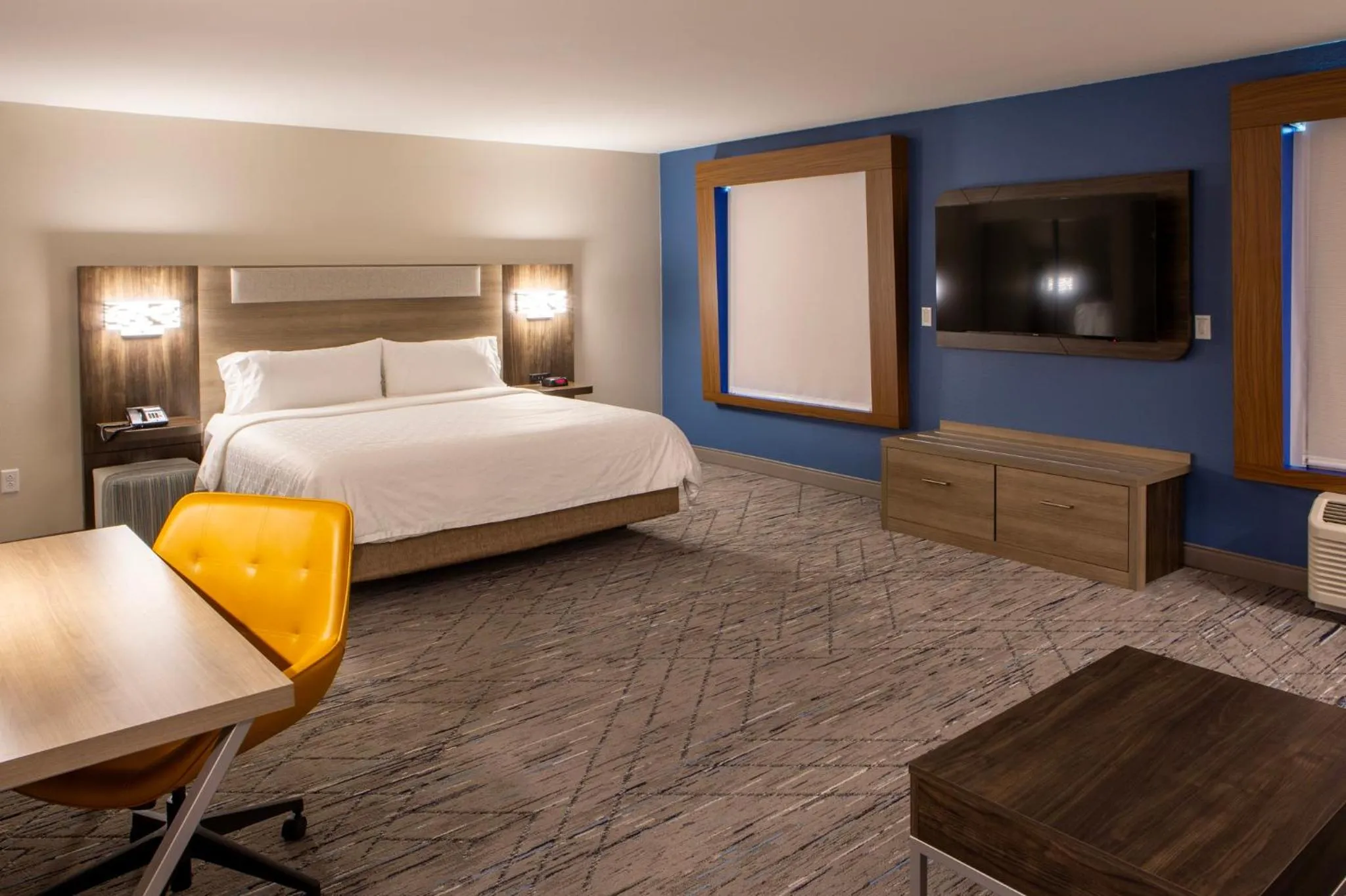 Bedroom, Bed in Holiday Inn Express & Suites Sioux City-South by IHG