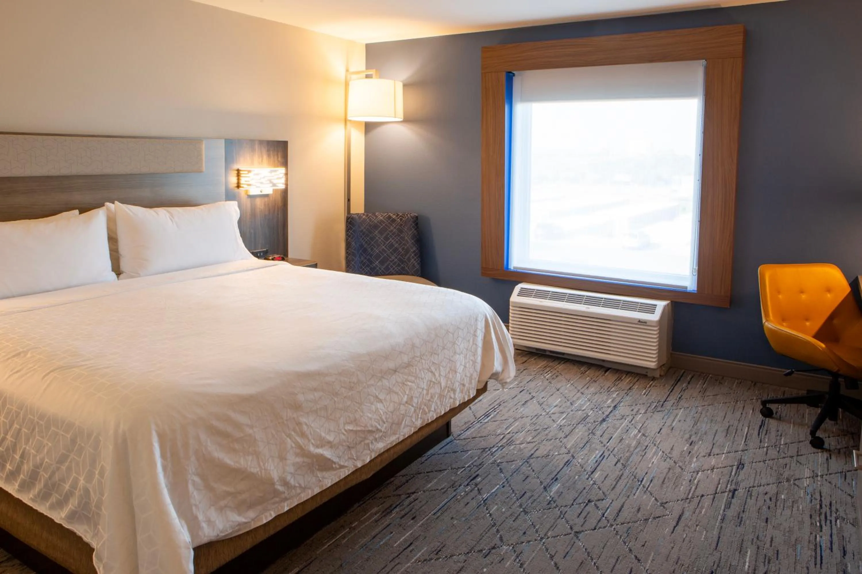 Bed in Holiday Inn Express & Suites Sioux City-South by IHG