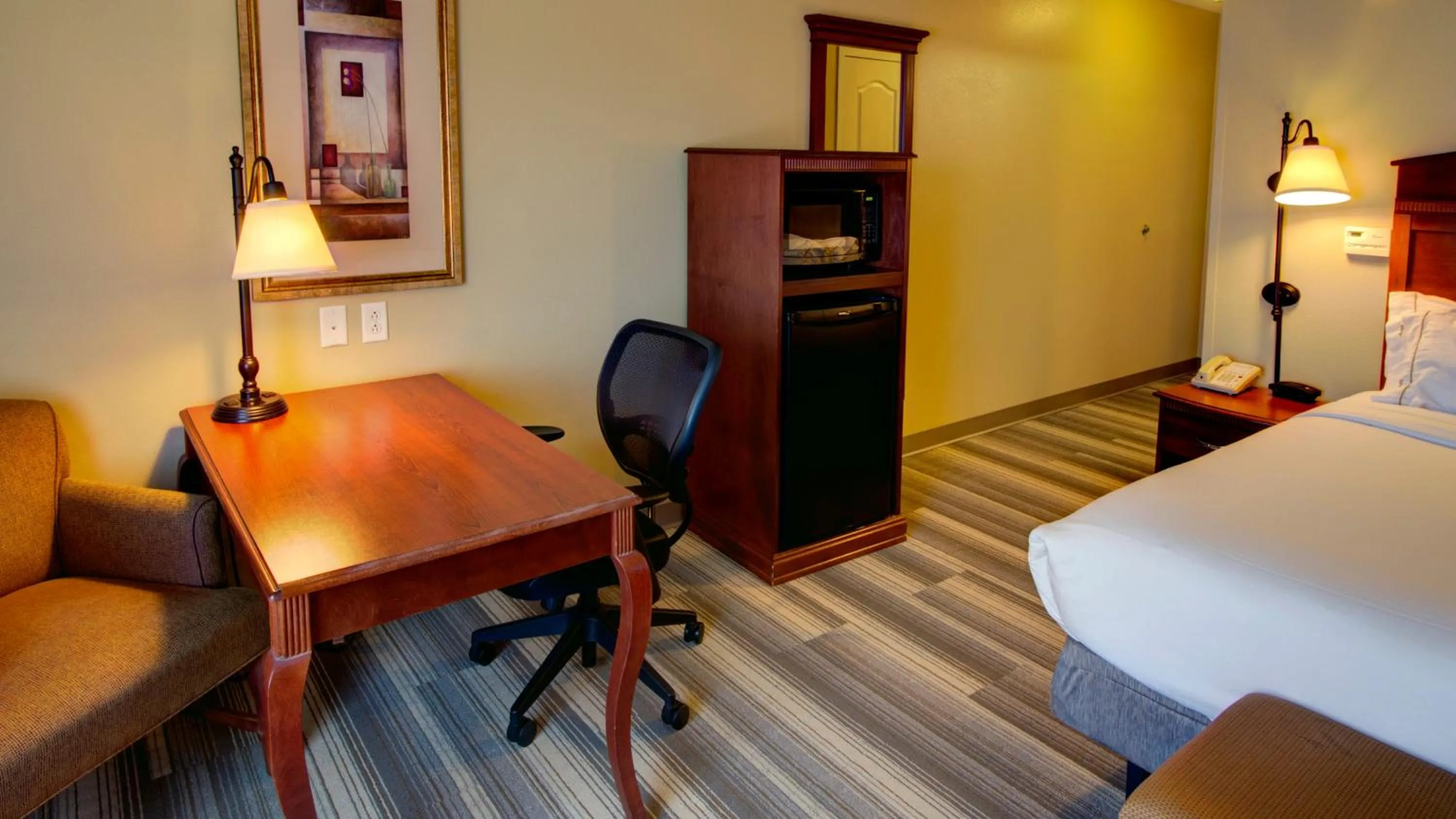 Photo of the whole room, Bed in Holiday Inn Express & Suites Sioux City-South by IHG