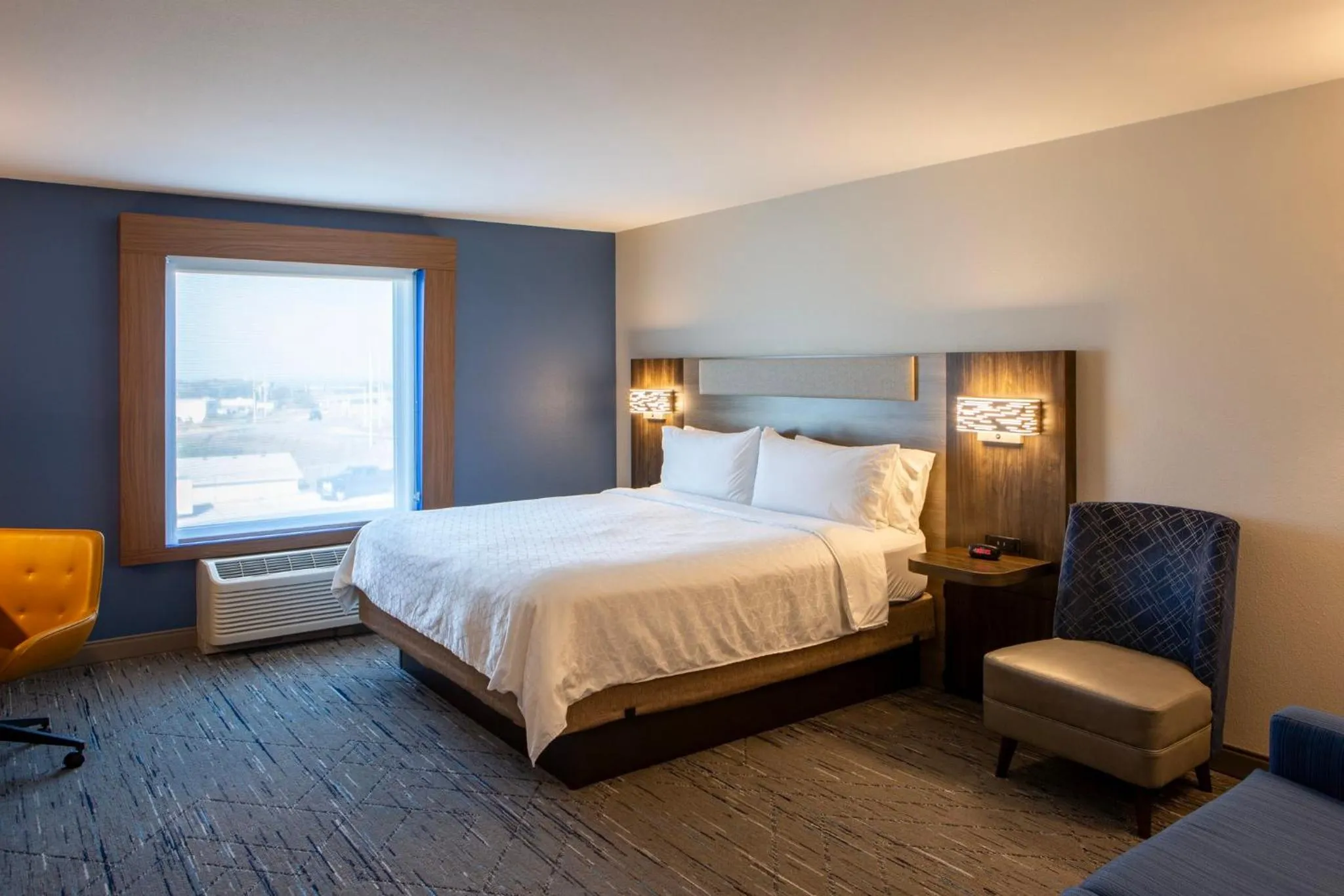 Photo of the whole room, Bed in Holiday Inn Express & Suites Sioux City-South by IHG