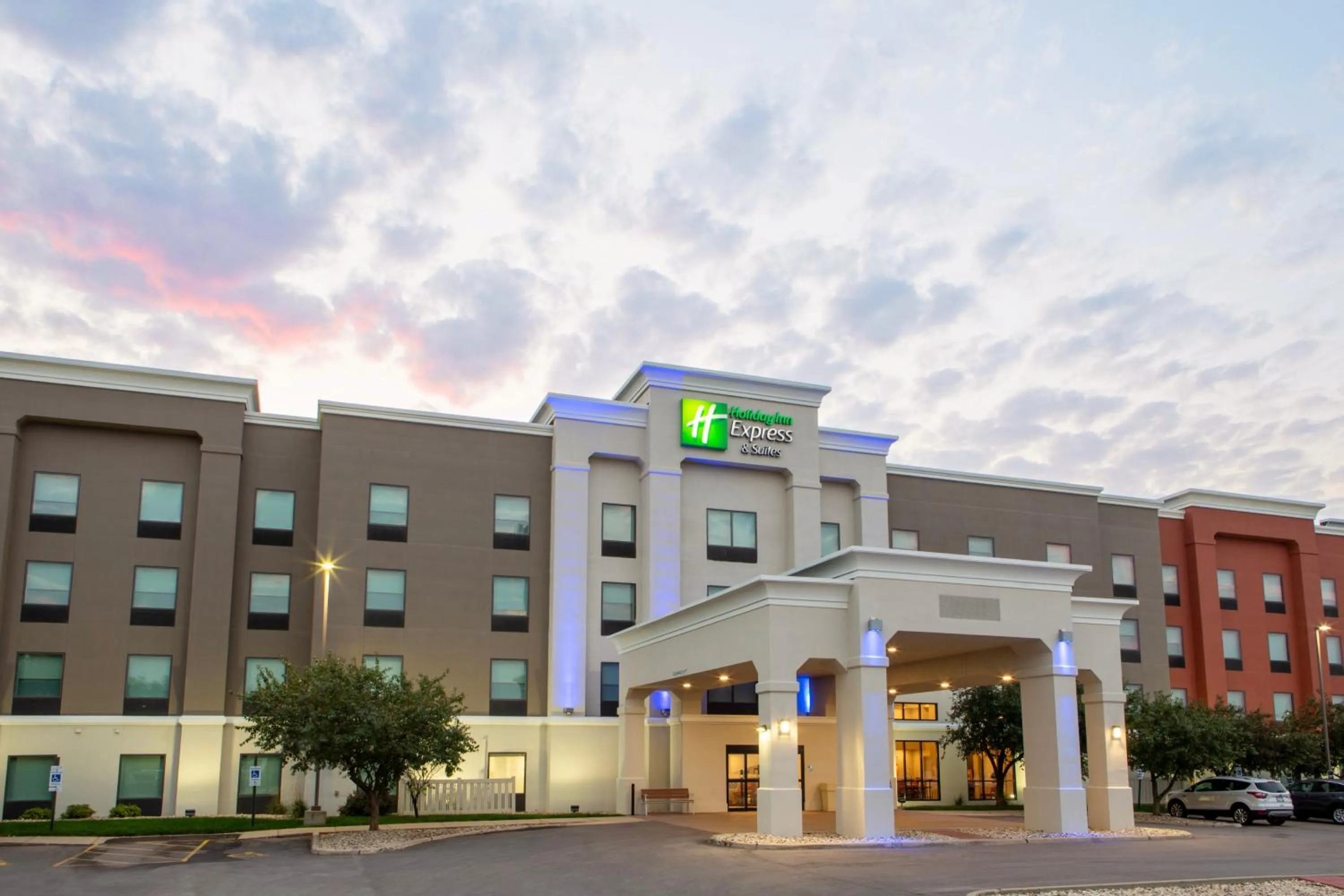 Property building in Holiday Inn Express & Suites Sioux City-South by IHG