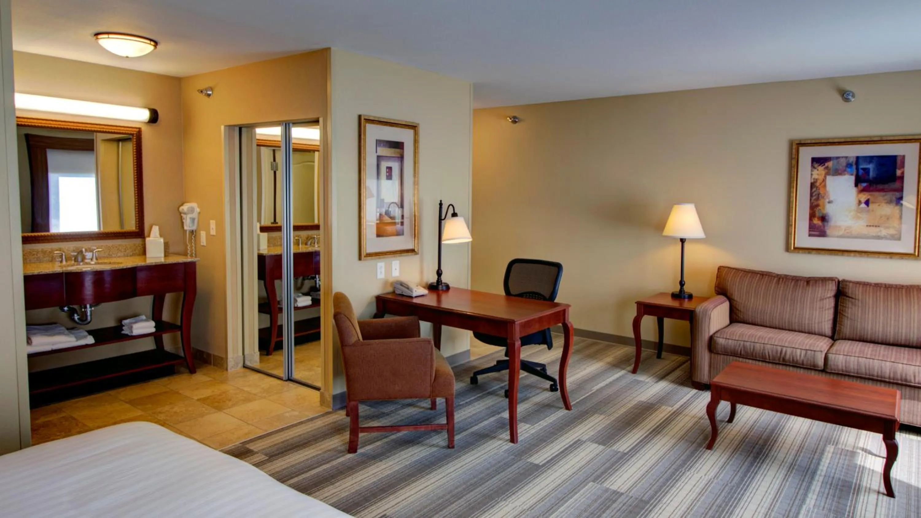 Bedroom, Bed in Holiday Inn Express & Suites Sioux City-South by IHG