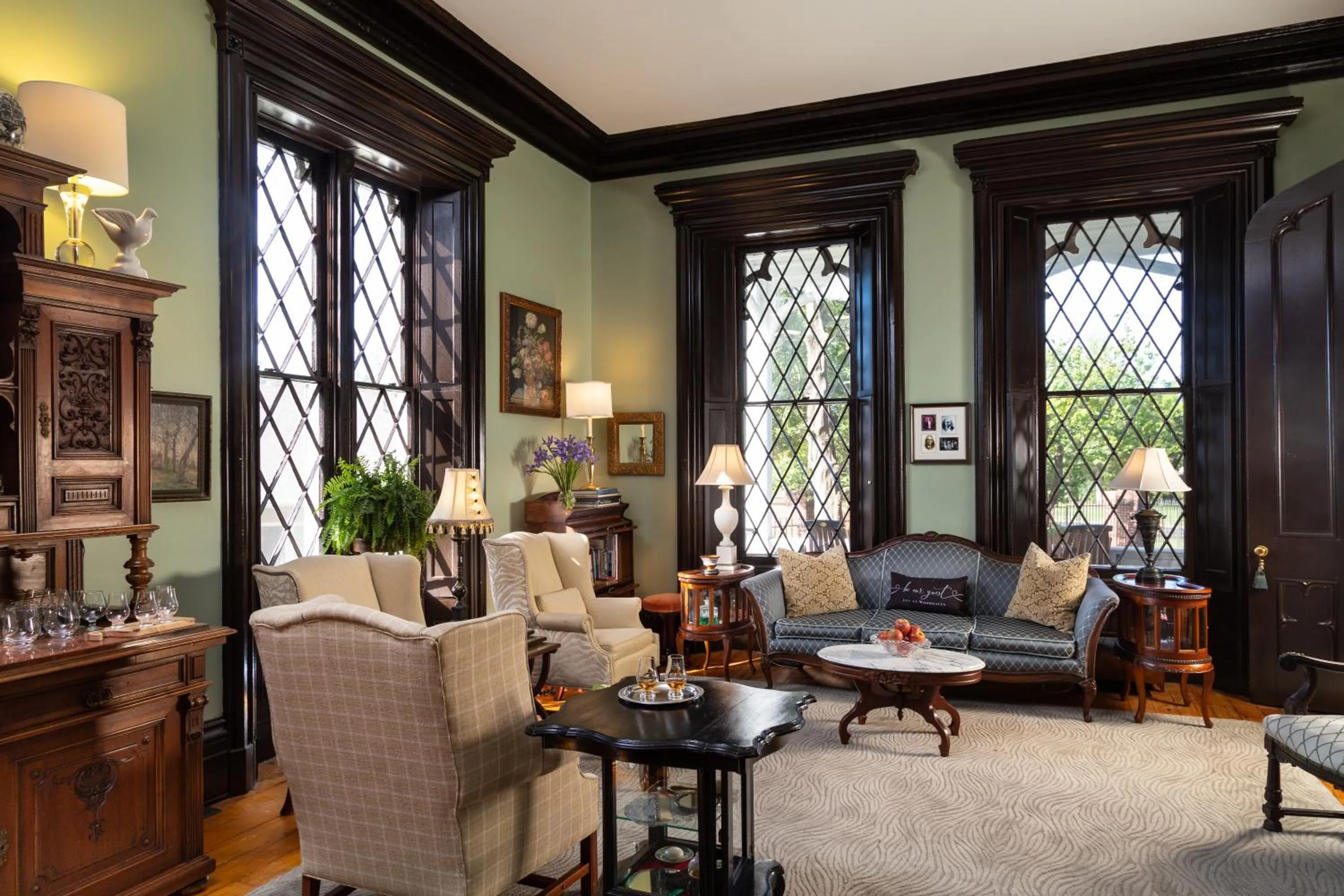 Living room in Inn at Woodhaven-In the Heart of the Bourbon Trail-Over 12 Distilleries Nearby