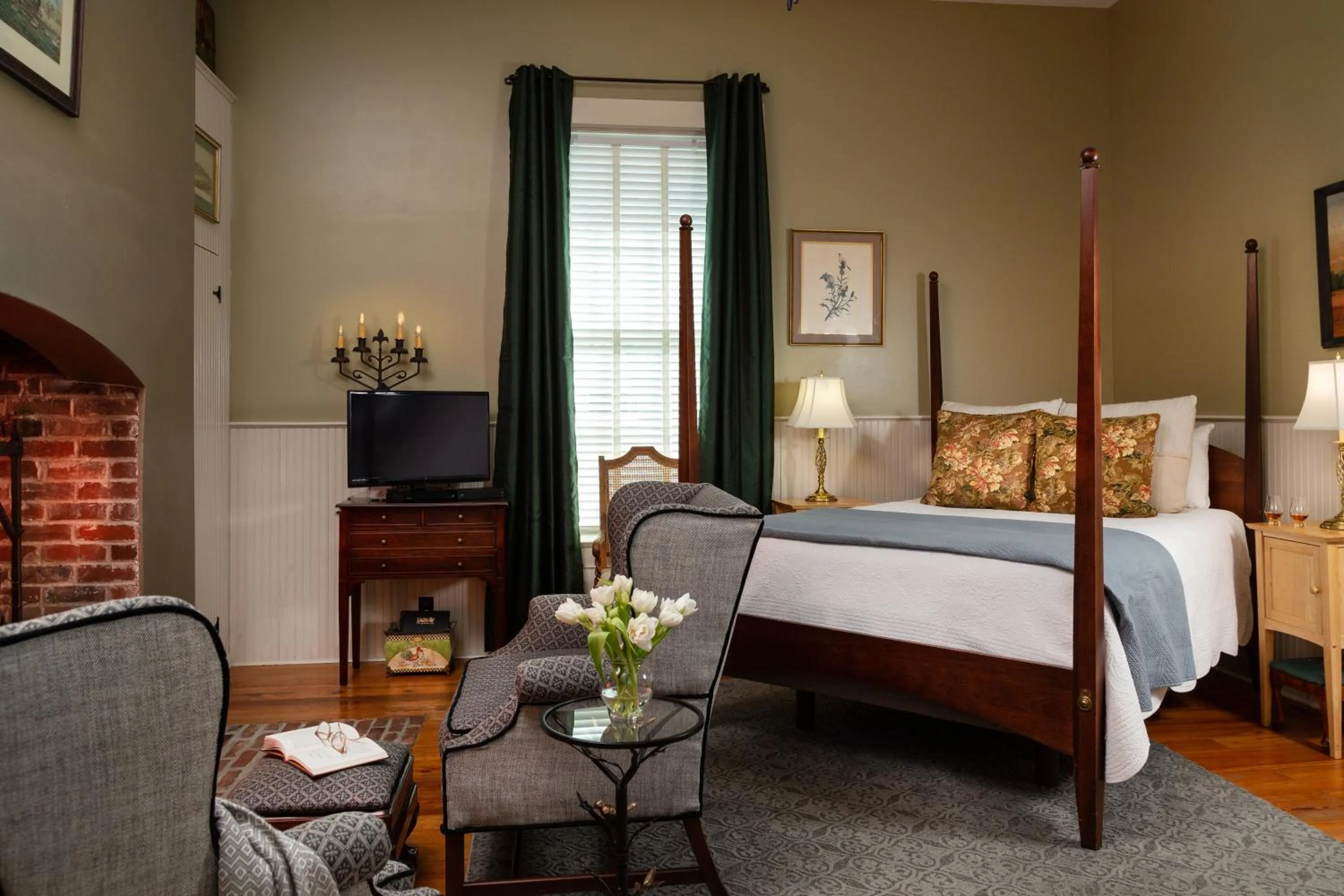 Bed in Inn at Woodhaven-In the Heart of the Bourbon Trail-Over 12 Distilleries Nearby