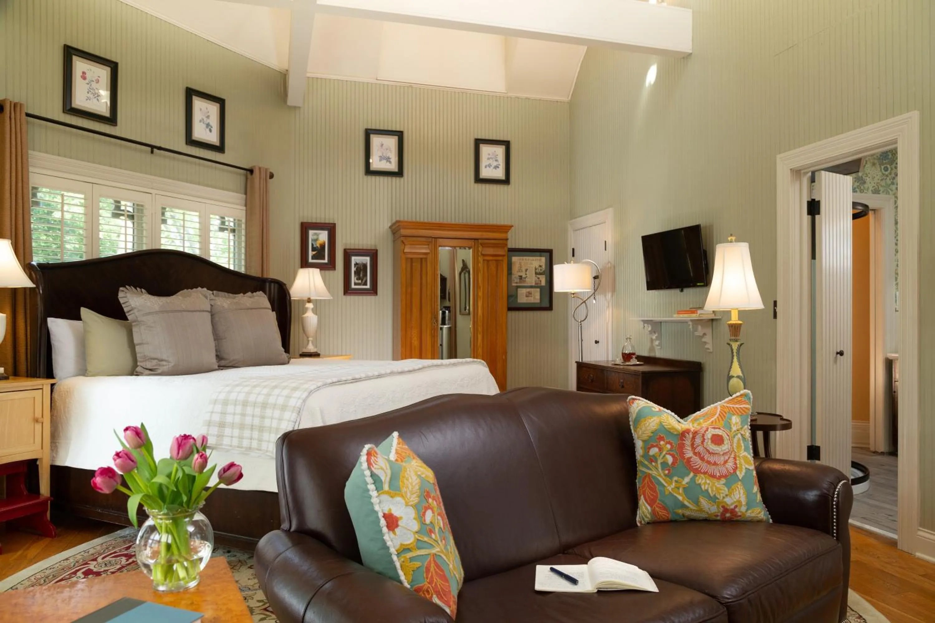 Bed in Inn at Woodhaven-In the Heart of the Bourbon Trail-Over 12 Distilleries Nearby