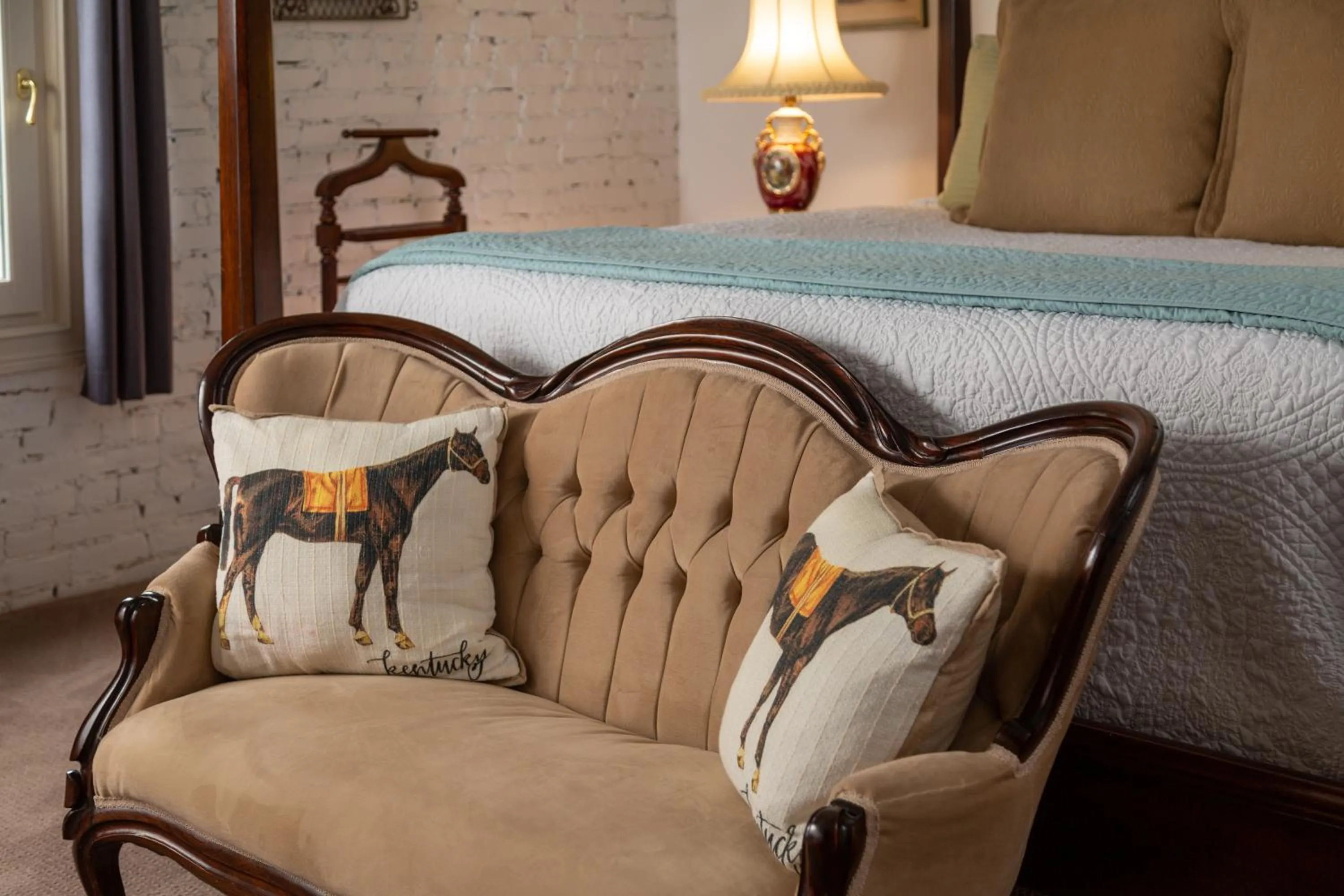 Bed in Inn at Woodhaven-In the Heart of the Bourbon Trail-Over 12 Distilleries Nearby