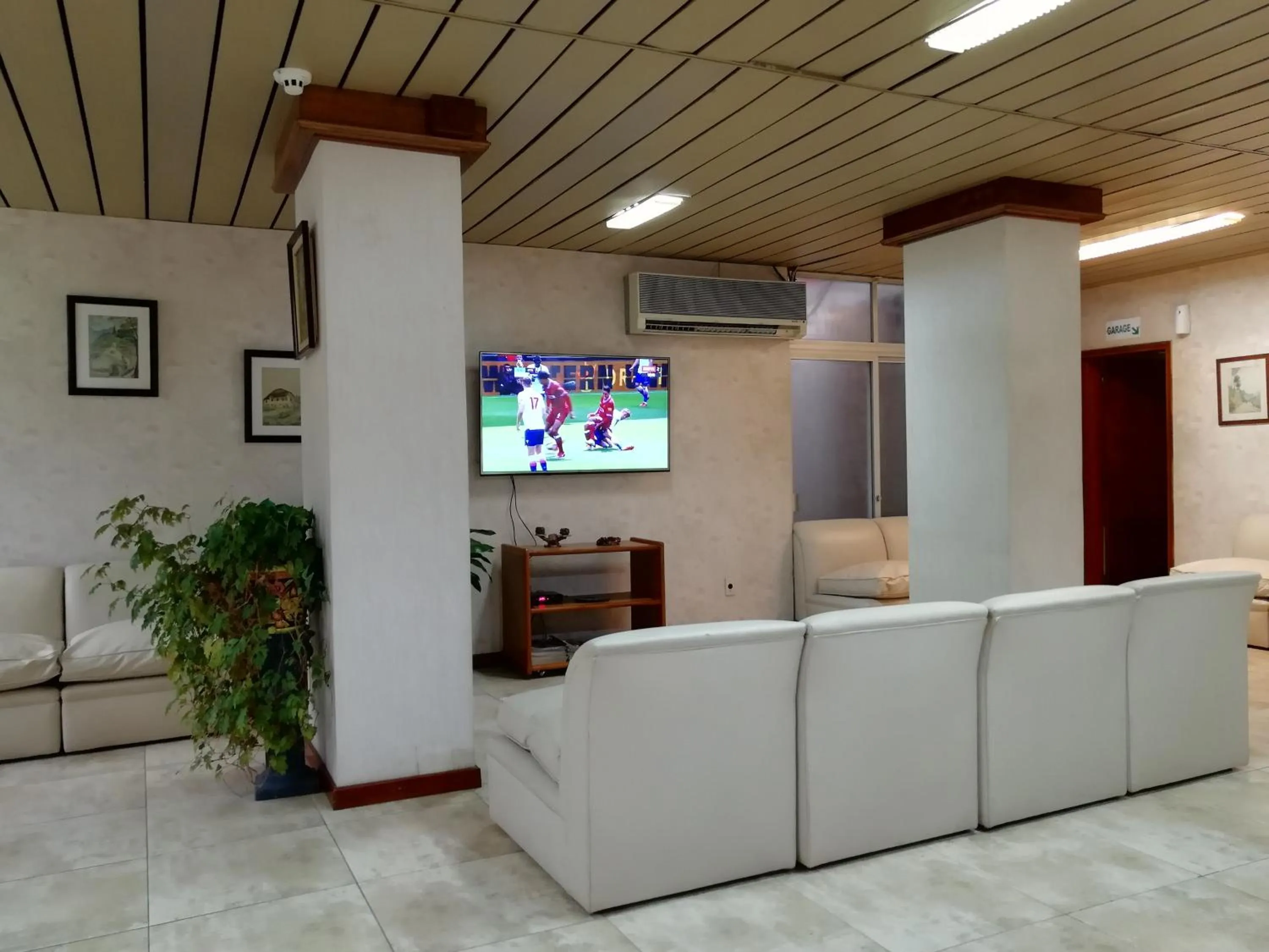 Communal lounge/ TV room in Hotel Argentina