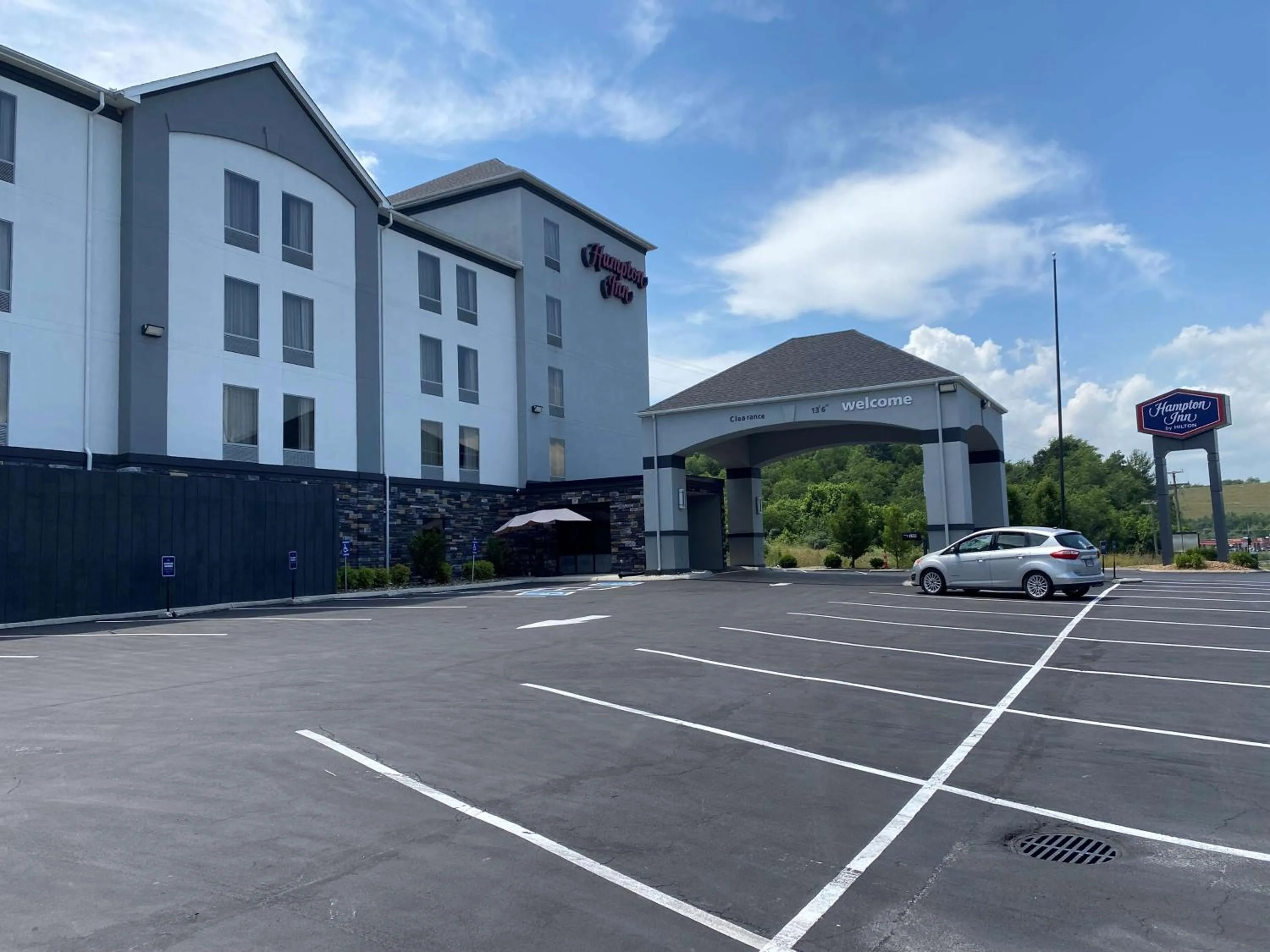Property building in Hampton Inn Ft. Chiswell-Max Meadows