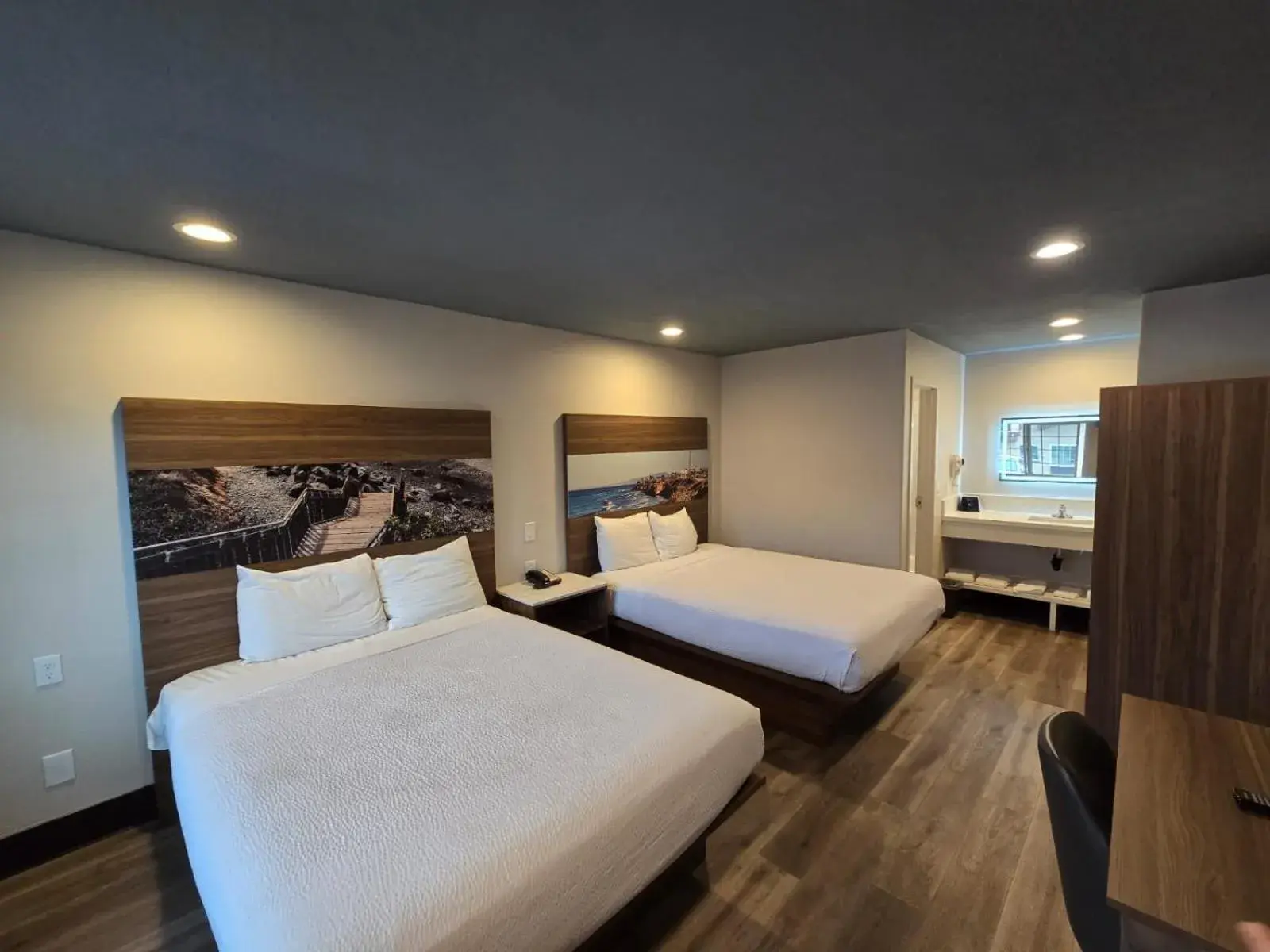 Queen Room with Two Queen Beds in Hyland Inn near Legoland Queen Room with Two Queen Beds in Hyland Inn near Legoland