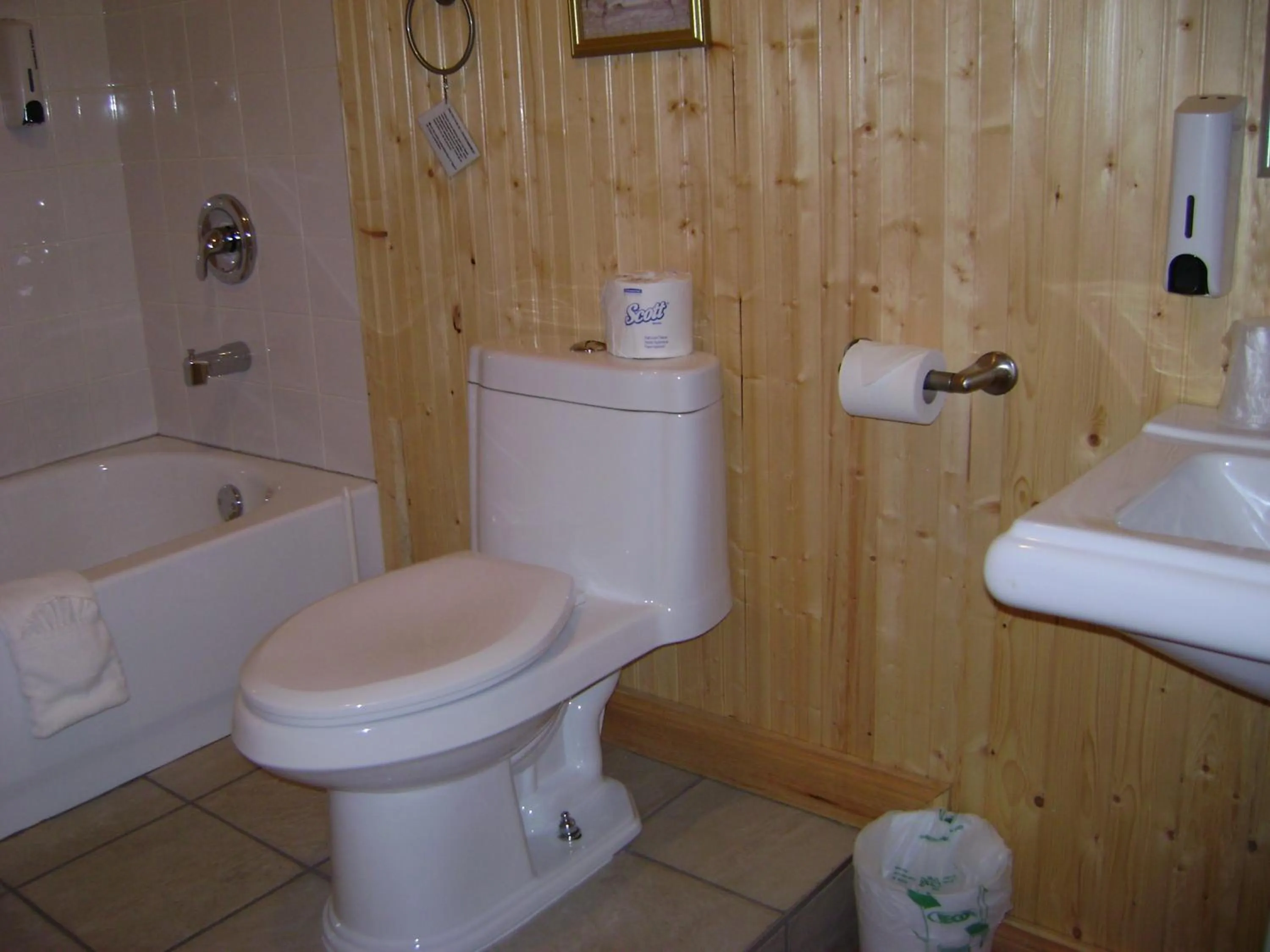 Toilet in Hôtel Sous la Croix 152725