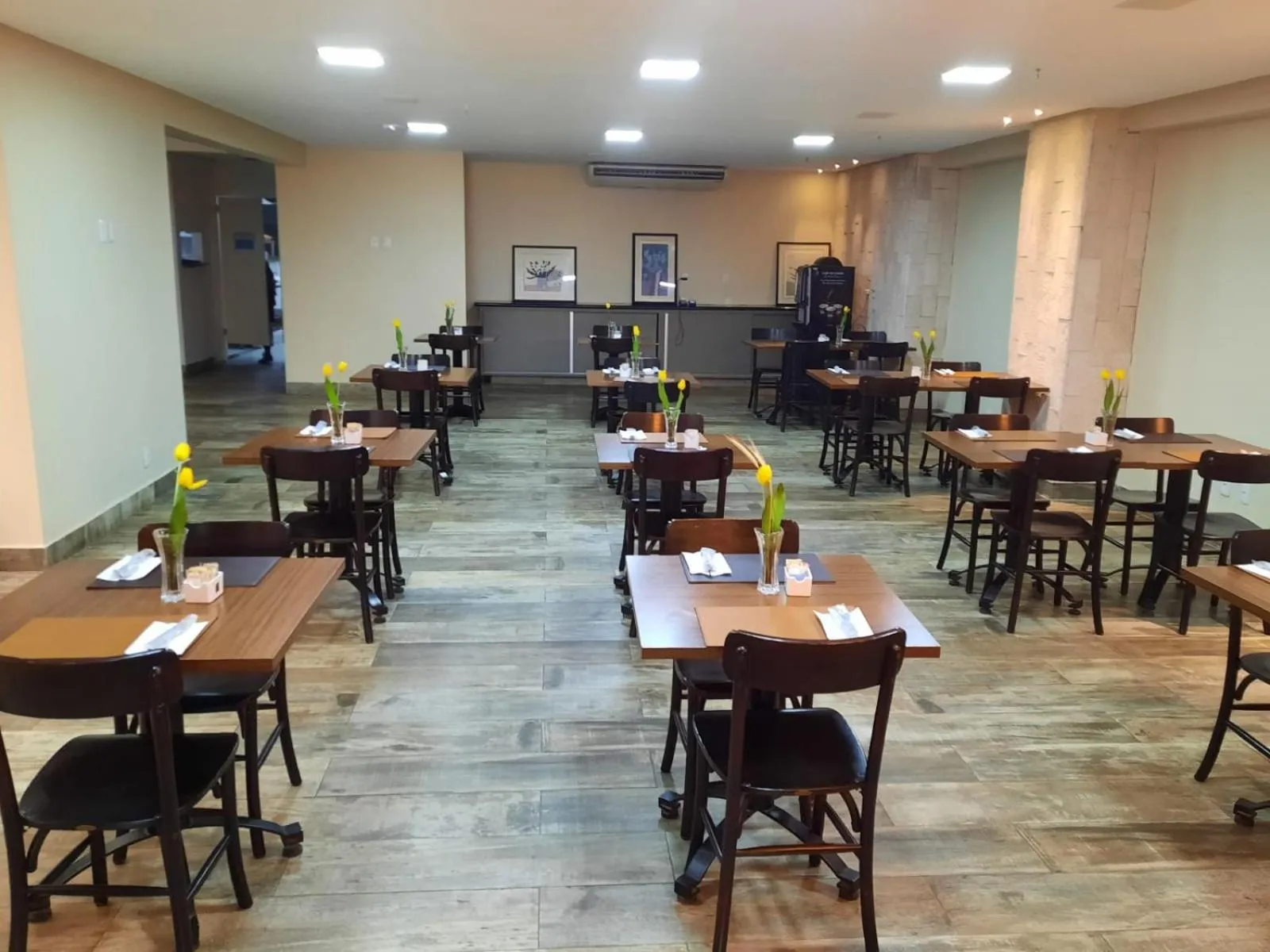 Restaurant/places to eat in Golden Tulip Goiania Address