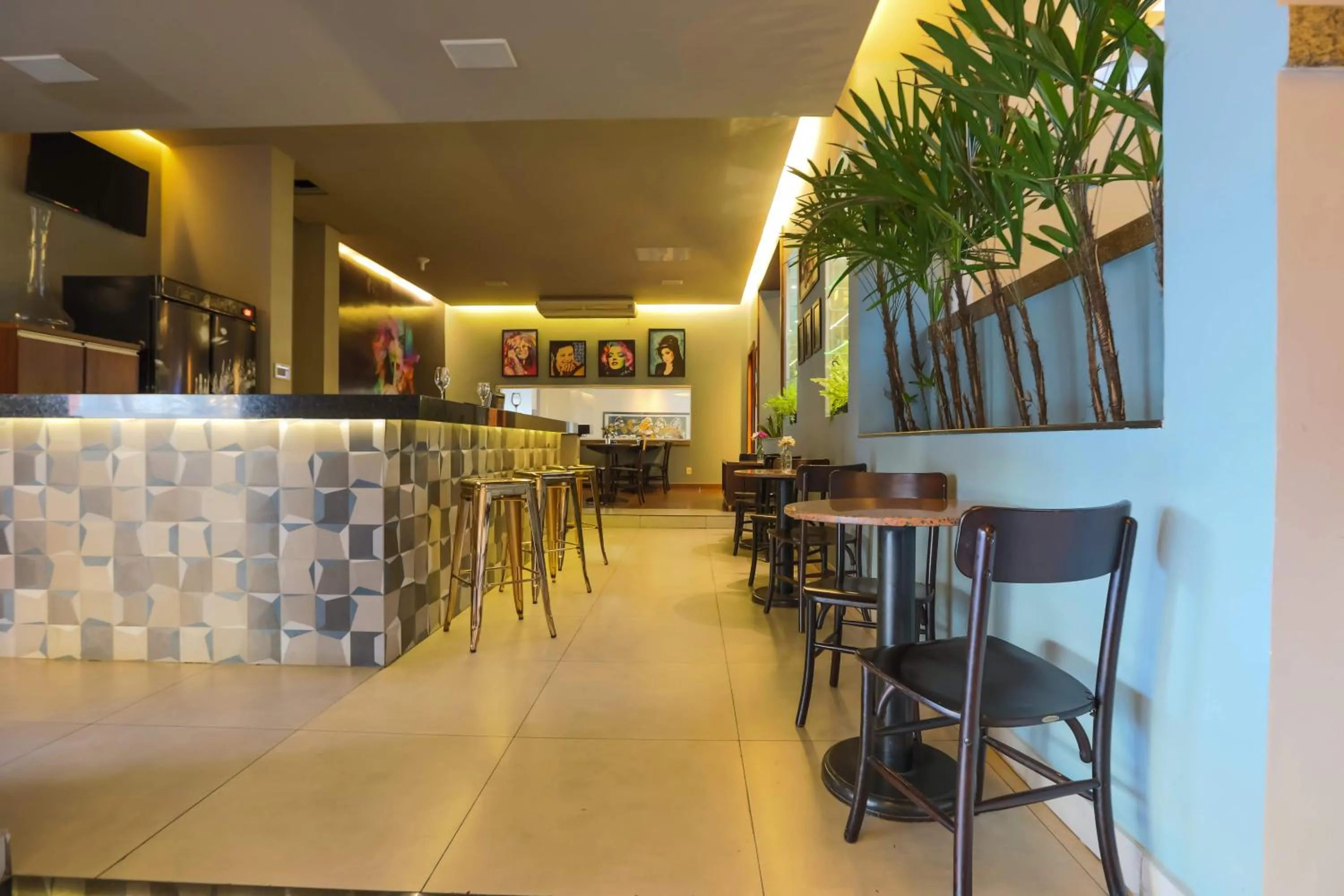 Lounge or bar in Golden Tulip Goiania Address