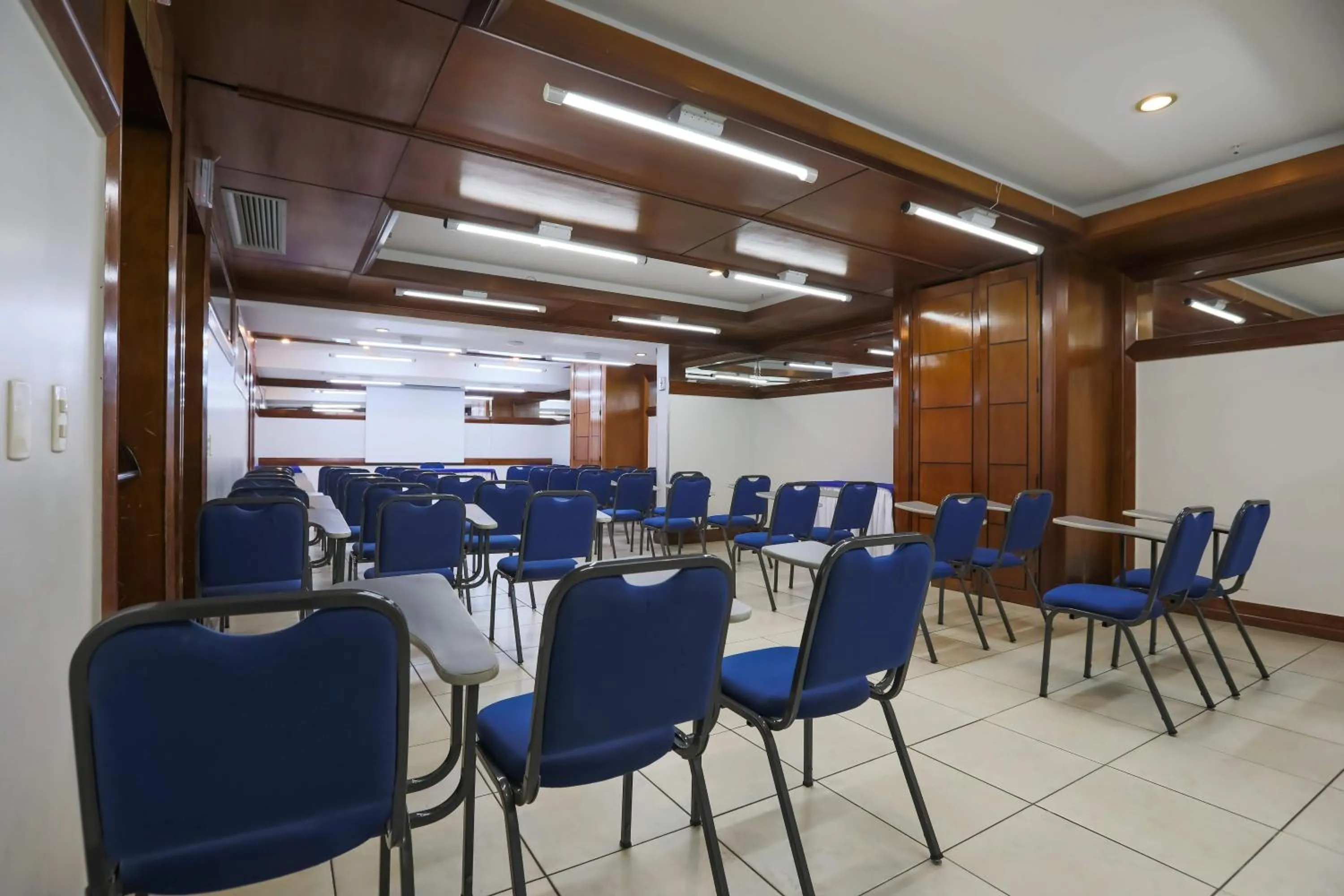 Meeting/conference room in Golden Tulip Goiania Address