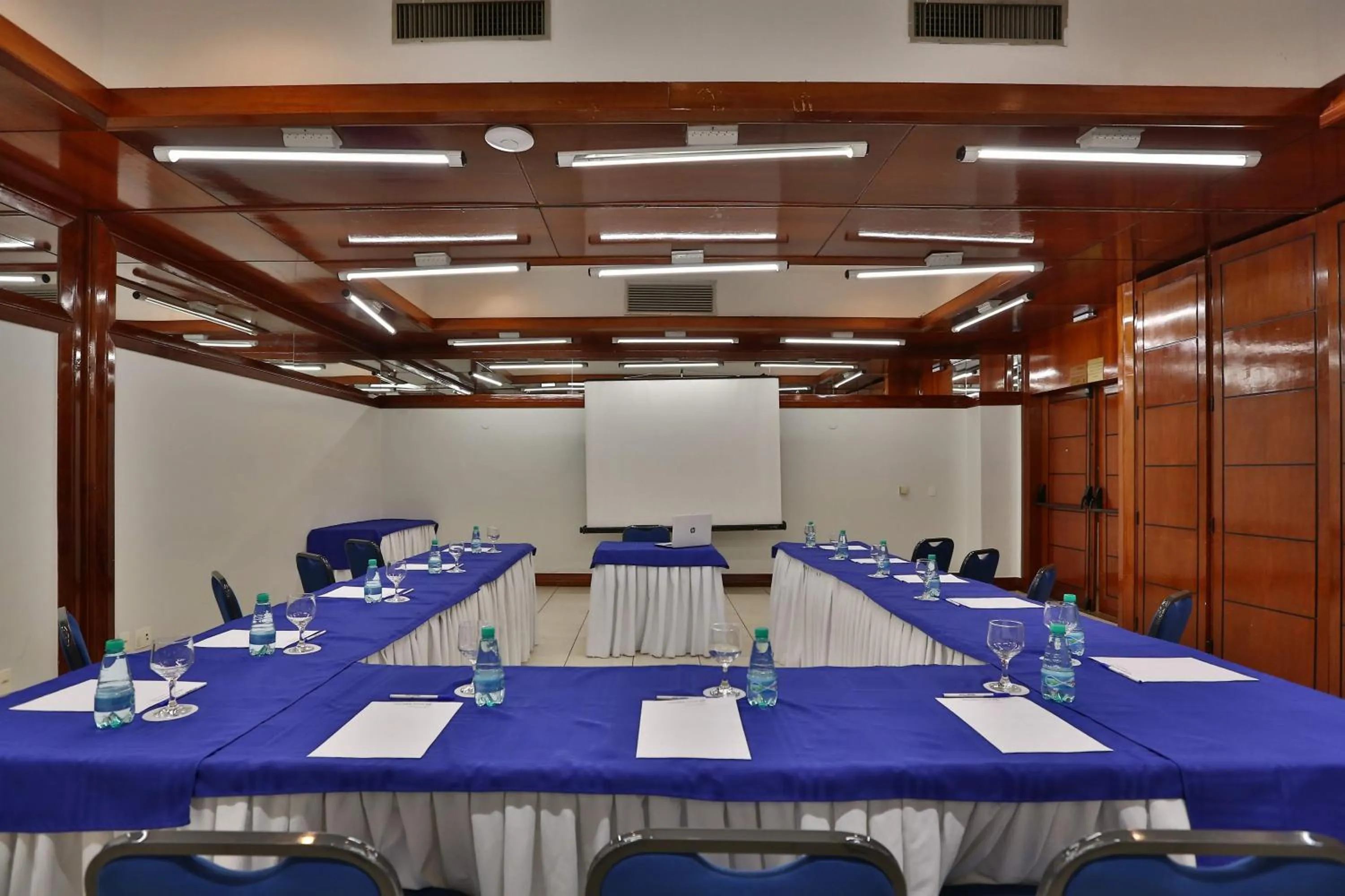 Meeting/conference room in Golden Tulip Goiania Address