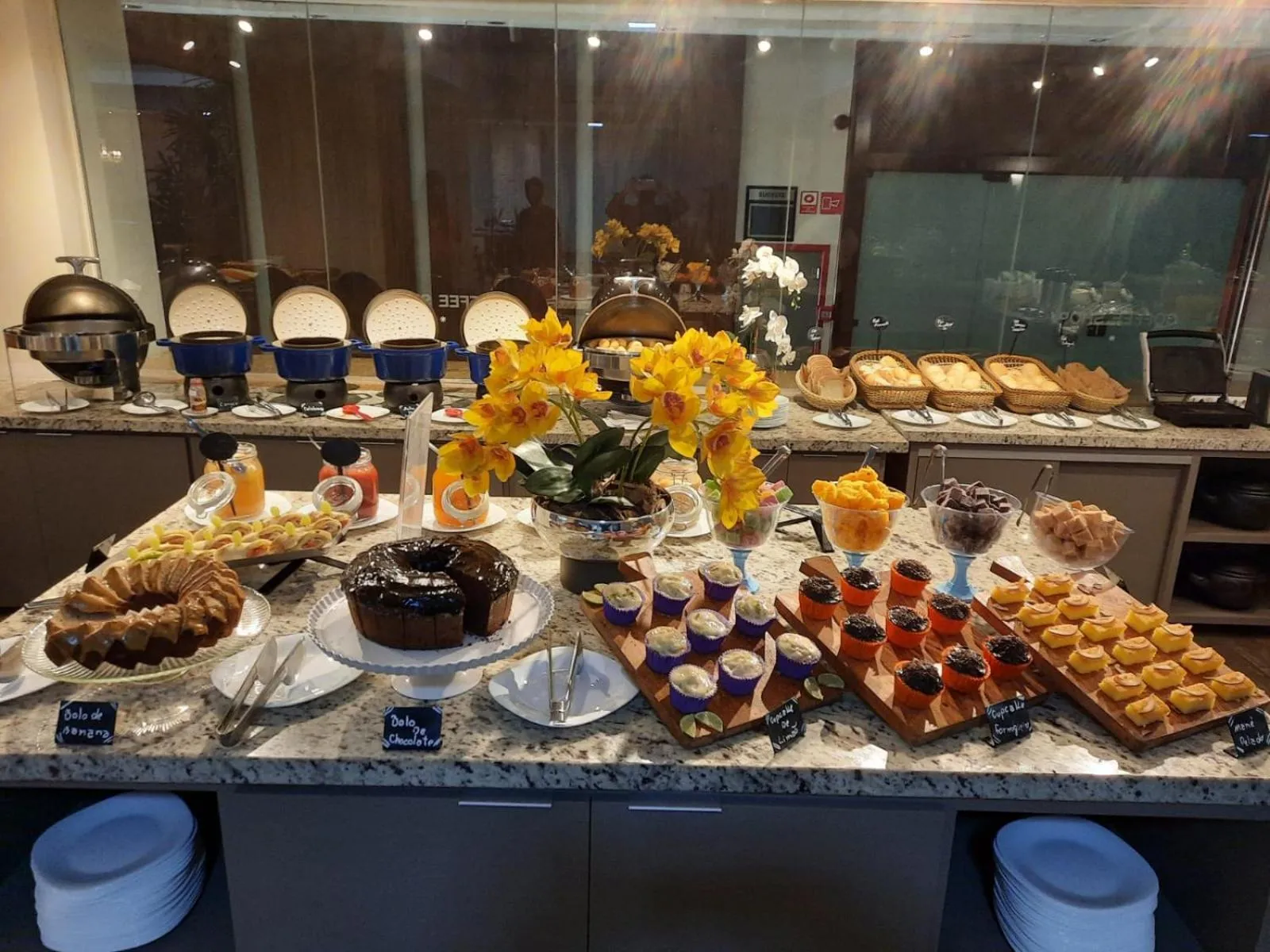 Buffet breakfast in Golden Tulip Goiania Address